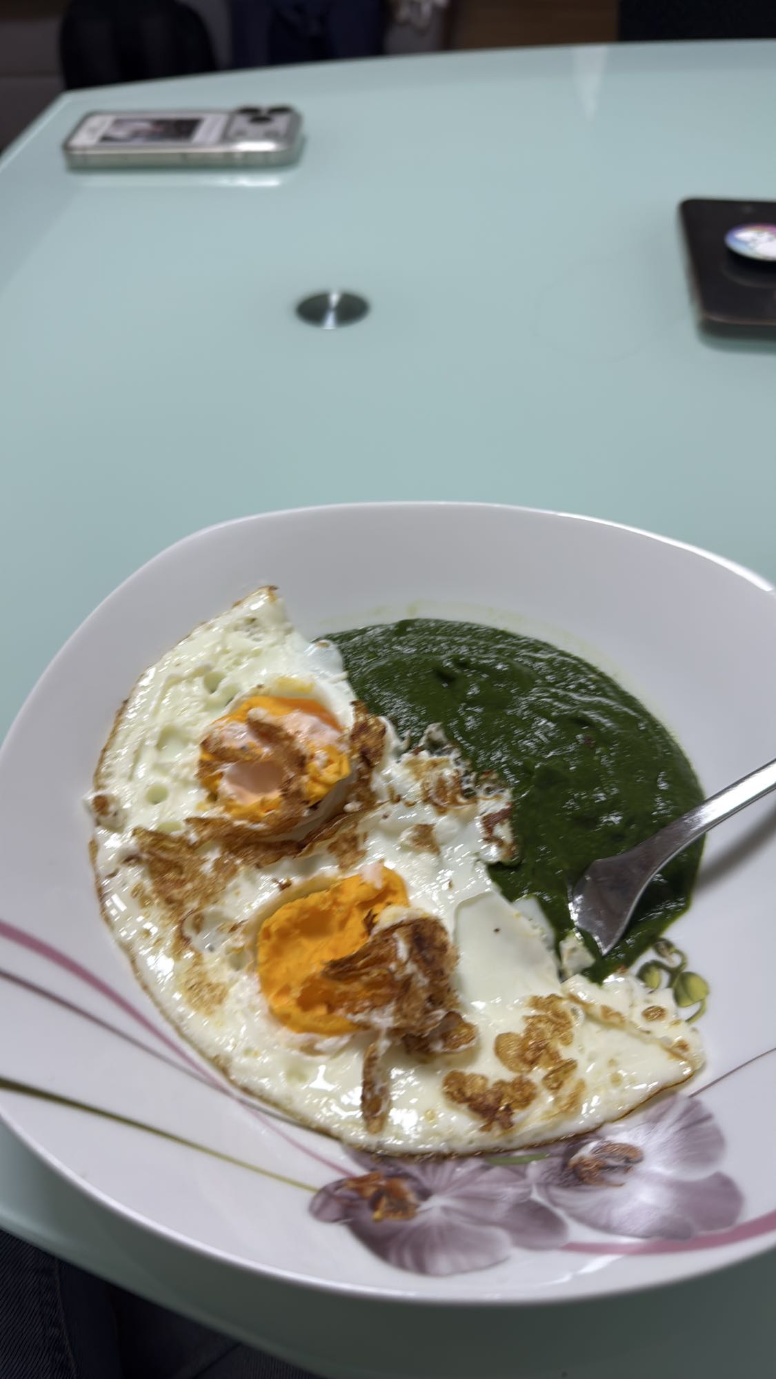 Gebakken ei met spinazie