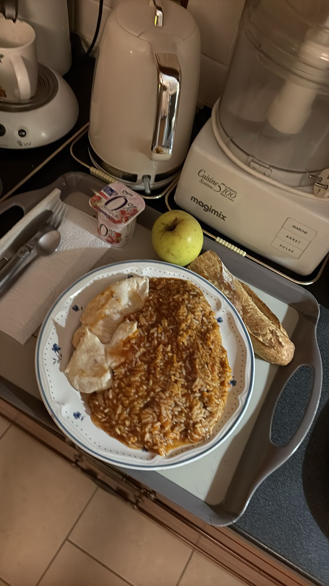 Riz sauce, œufs, yaourt