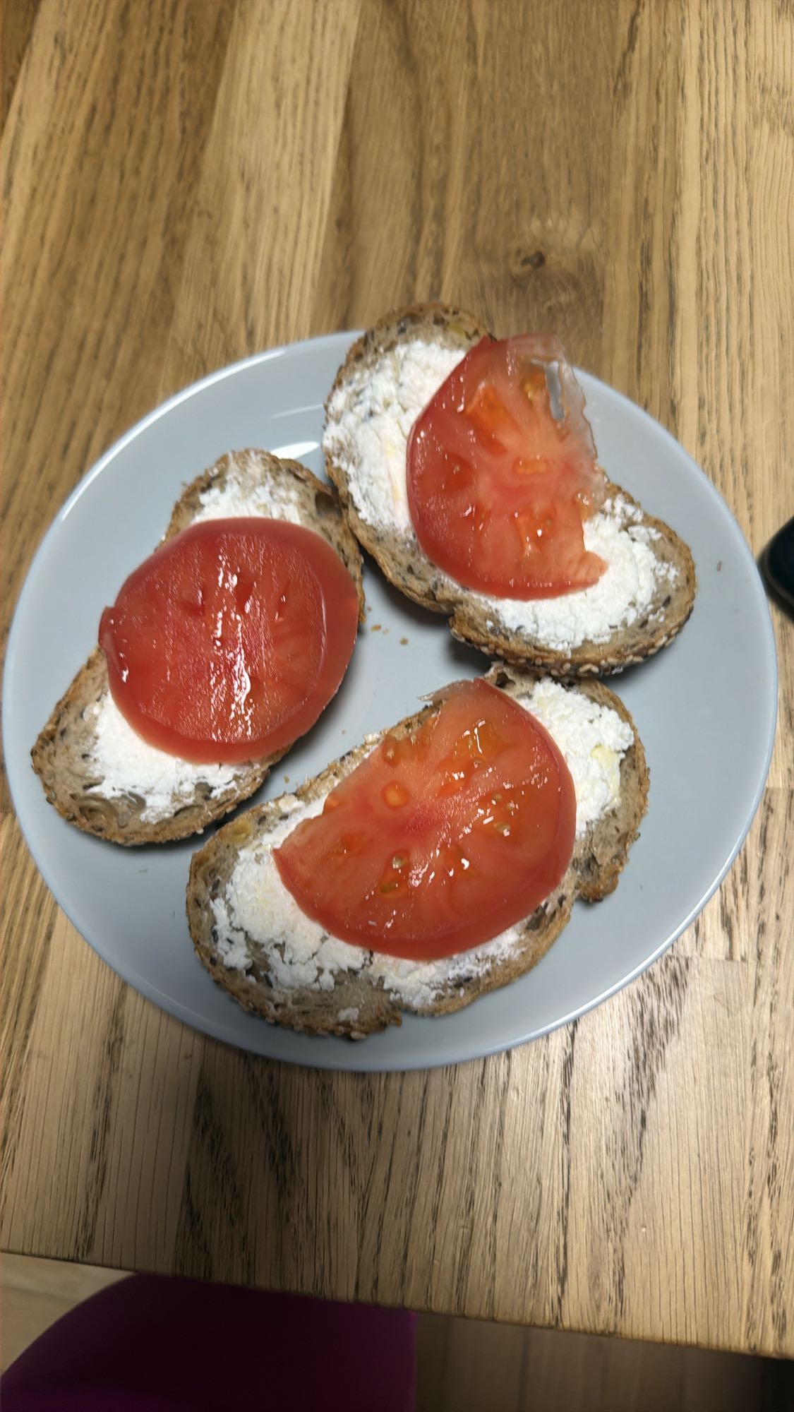 Kanapki z twarogiem i pomidorem