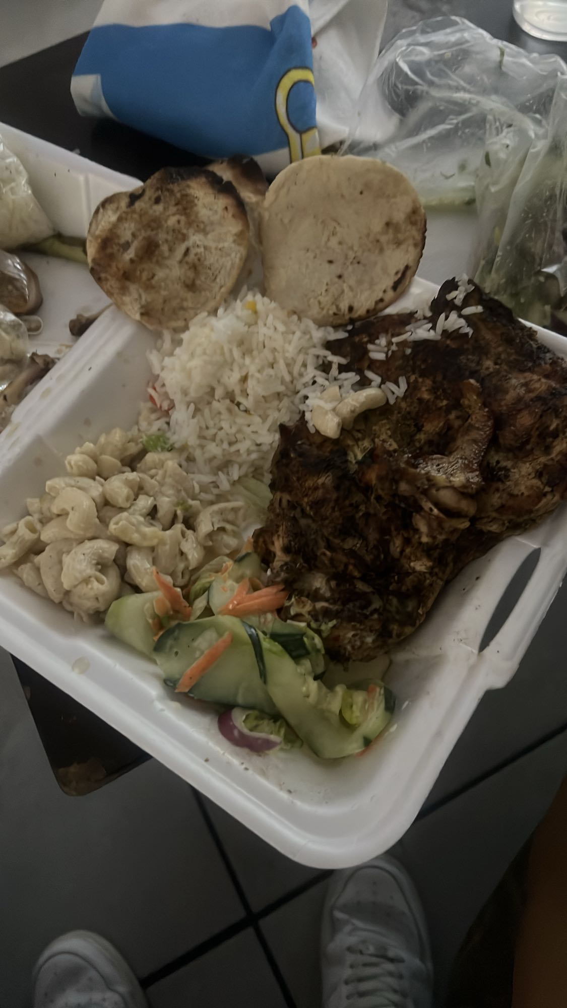 pollo asado con guarniciones