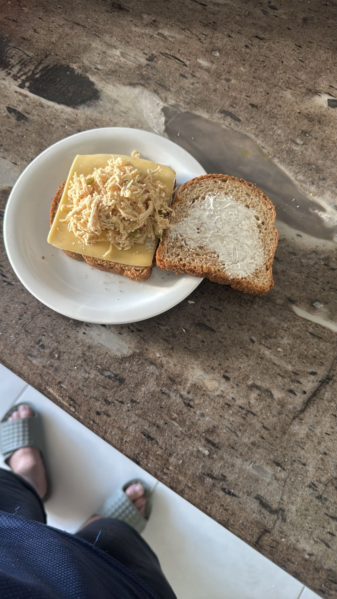 Sanduíche de frango e queijo