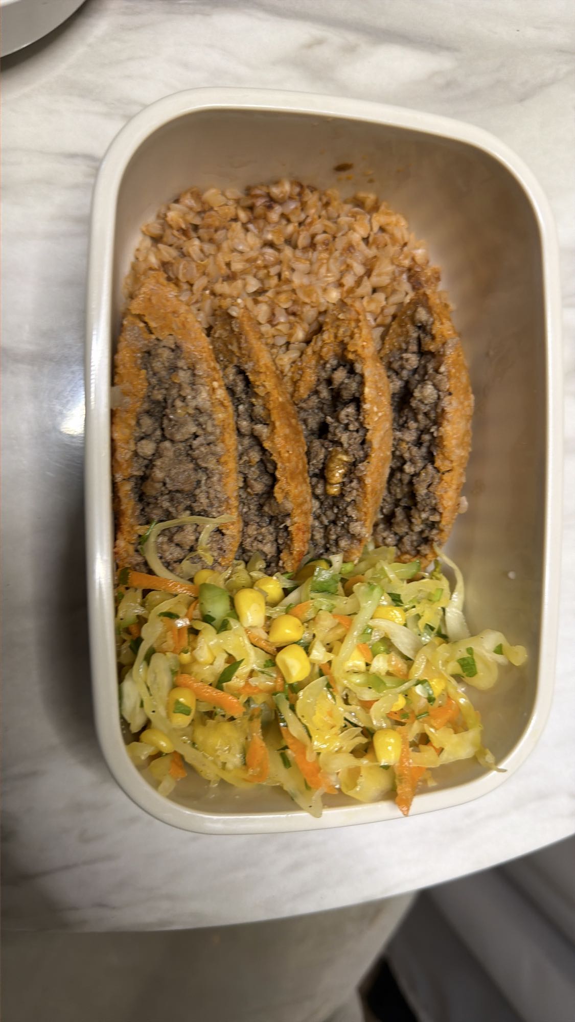 гречка с котлетой и салатом