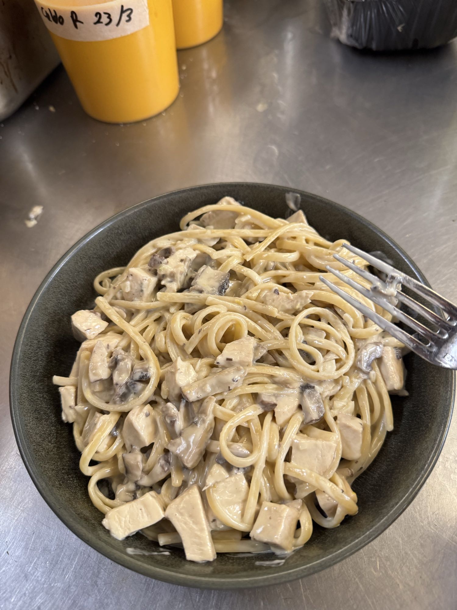 Pasta cremosa con pollo