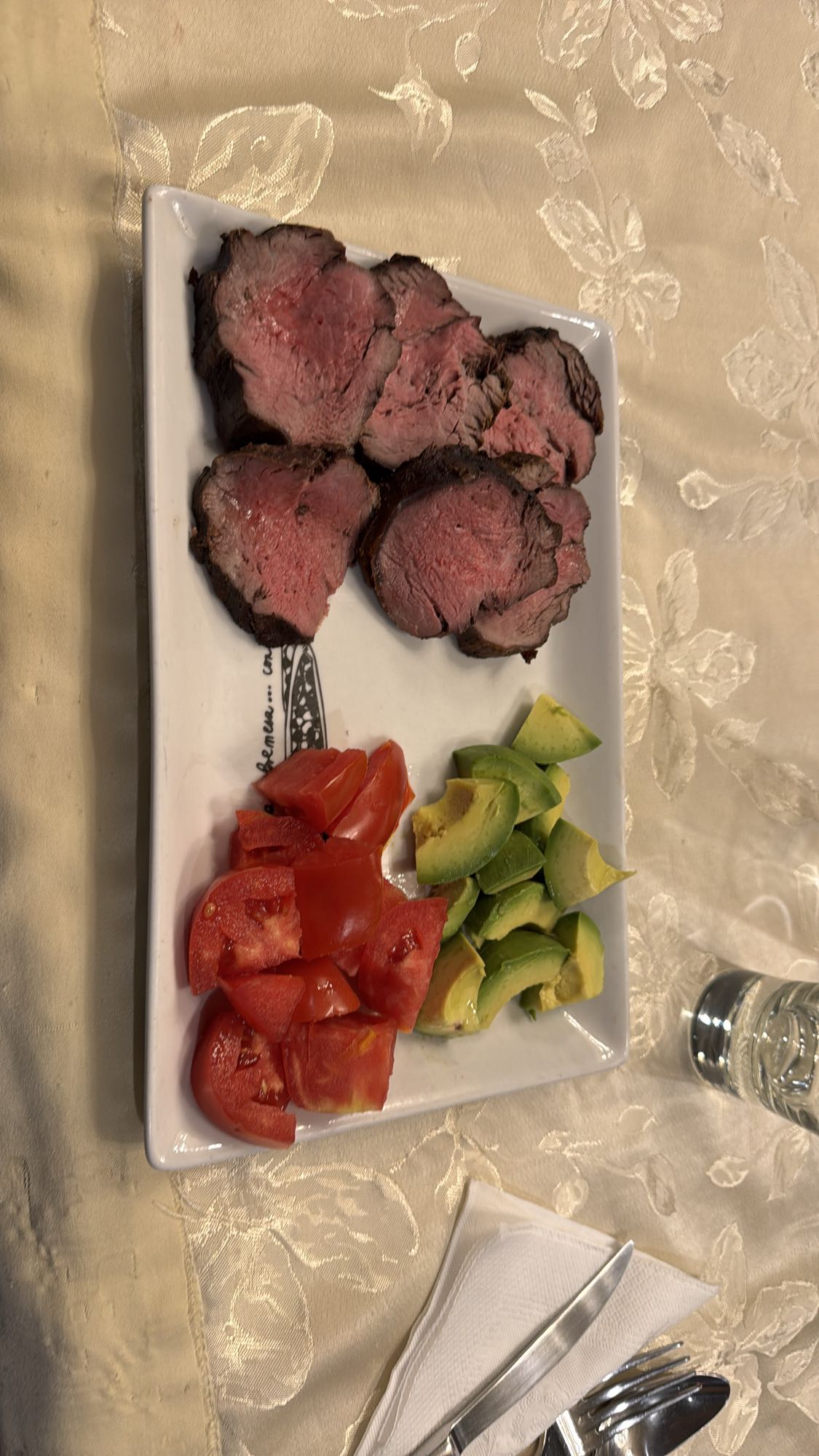 Carne con tomate y aguacate