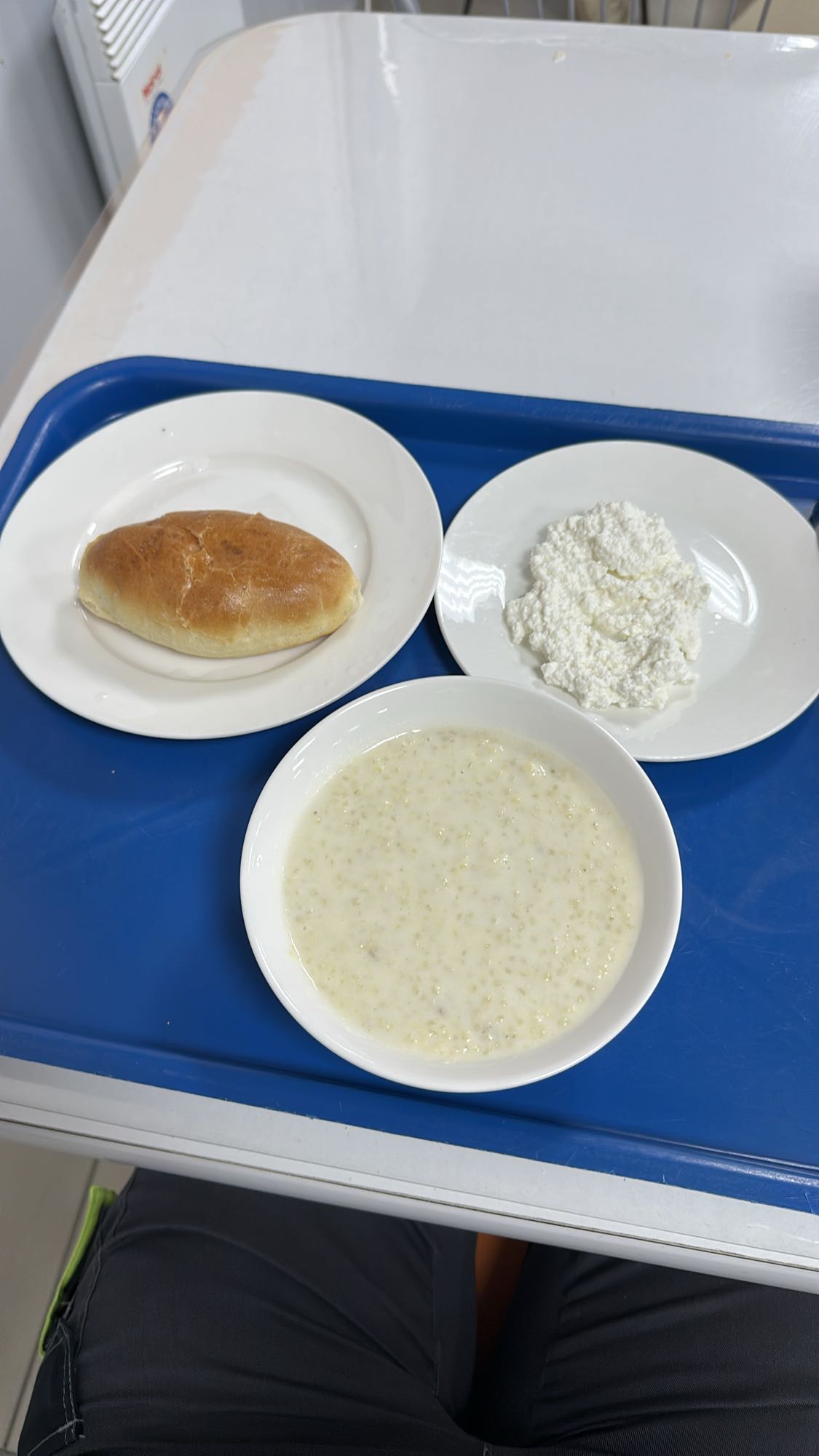 Завтрак с булочкой и кашей