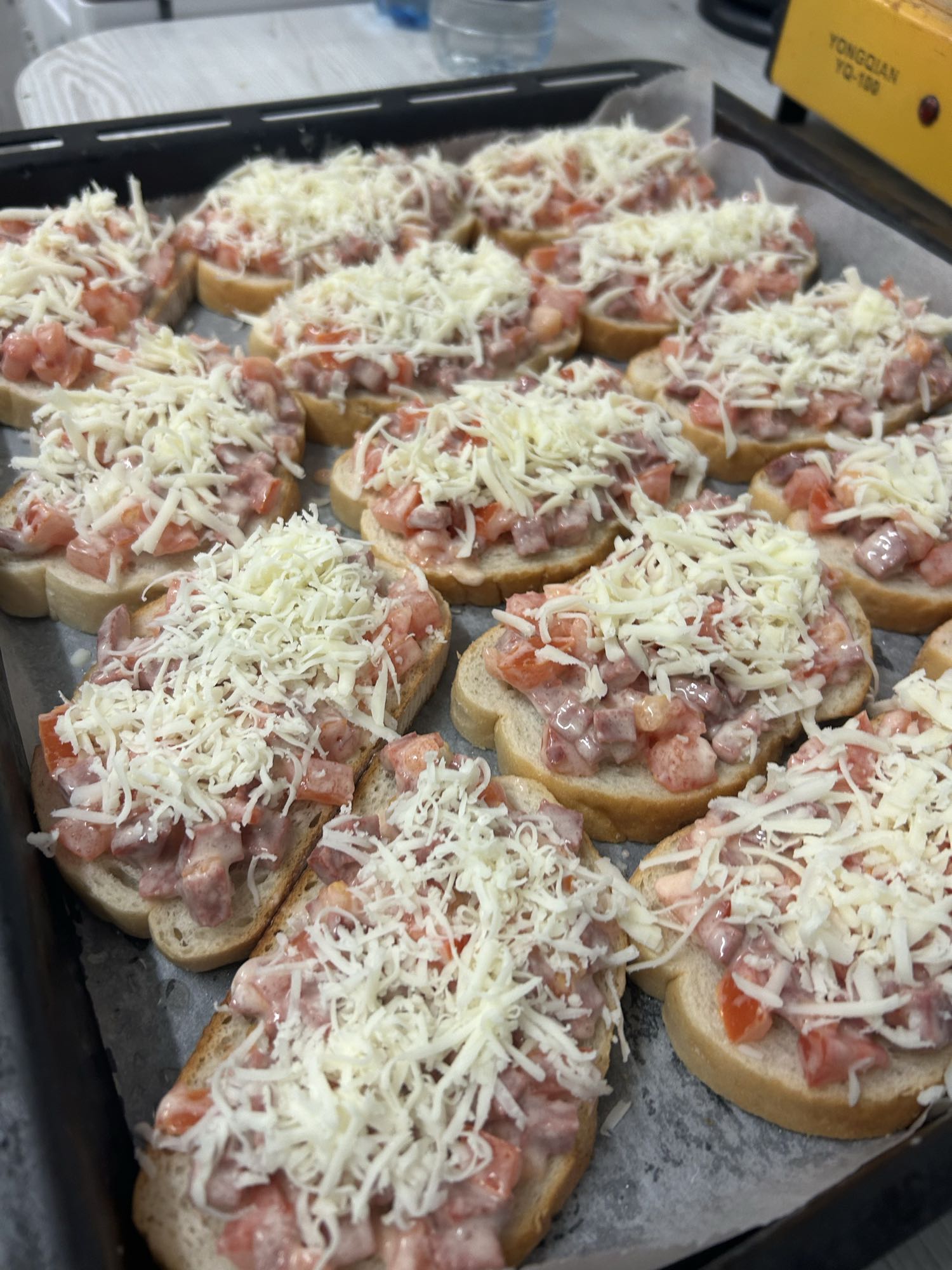 Bruschete cu salam și cașcaval