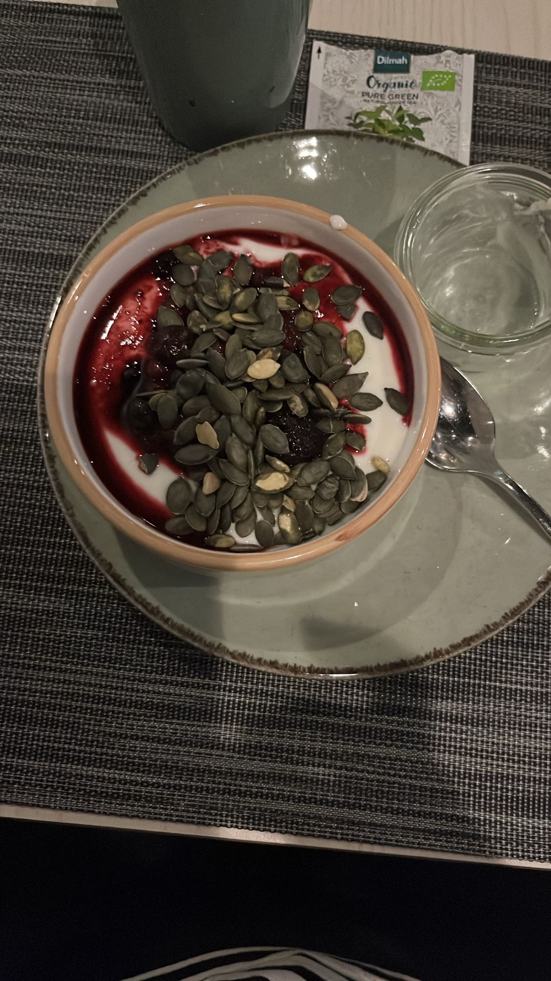 Yoghurt med bär och frön