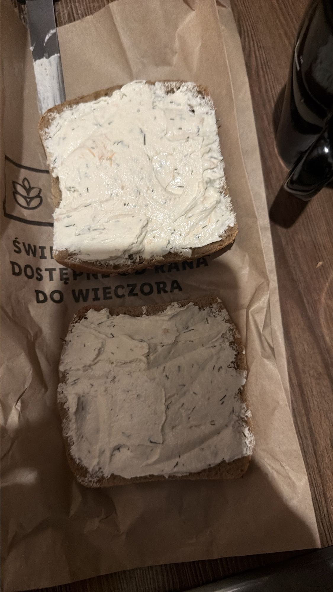 Chleb z serkiem ziołowym