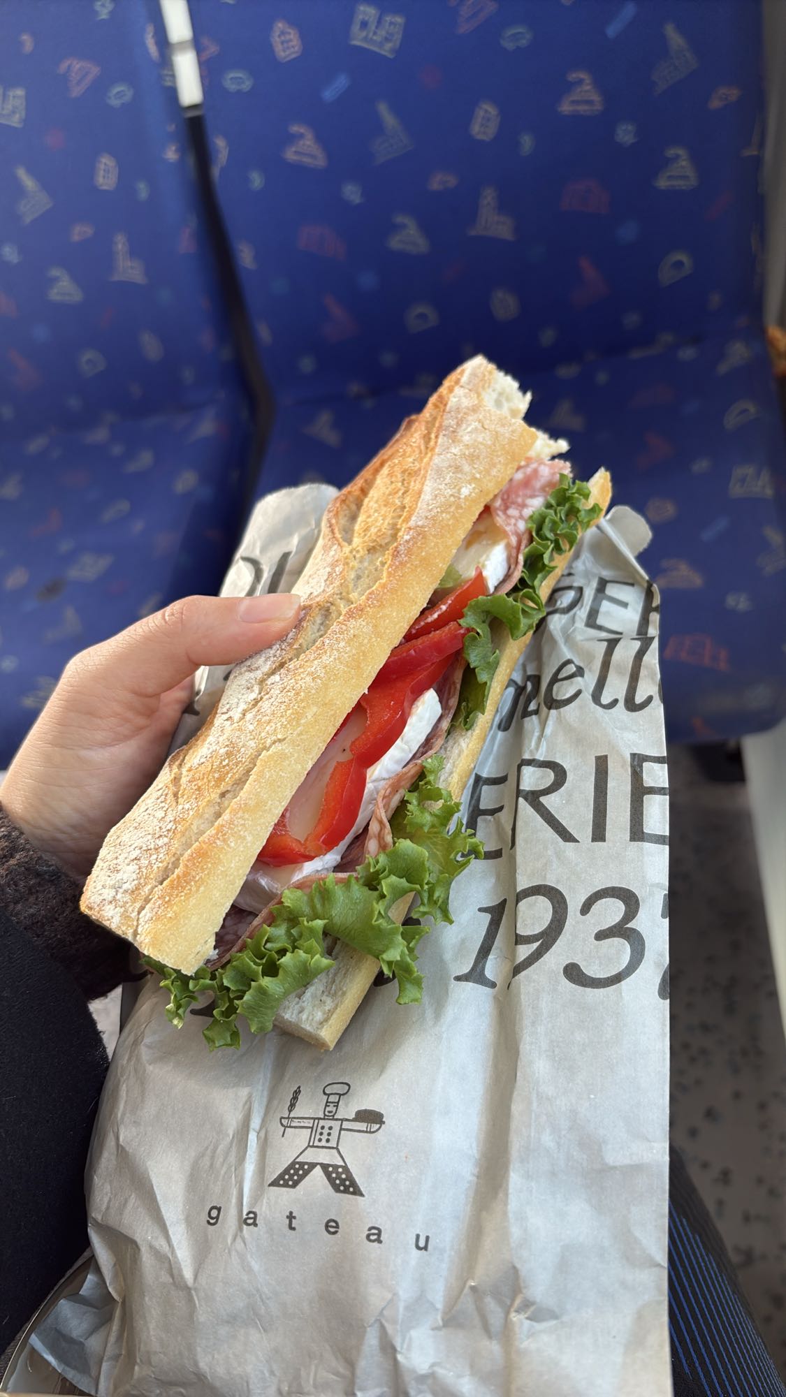 Baguette med salami och grönsaker