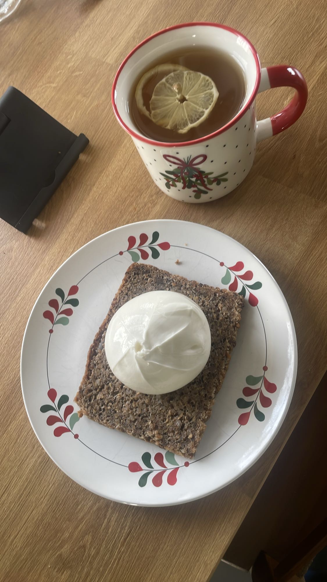 Chleb żytni z jajkiem i herbata