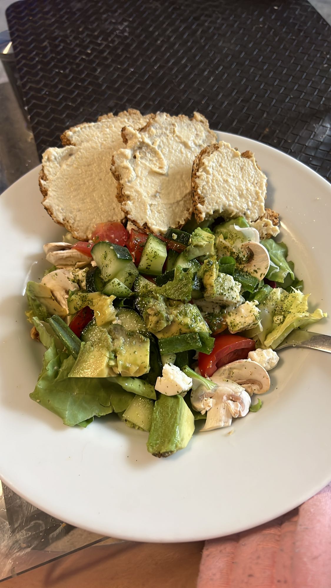 Salat mit Knäckebrot