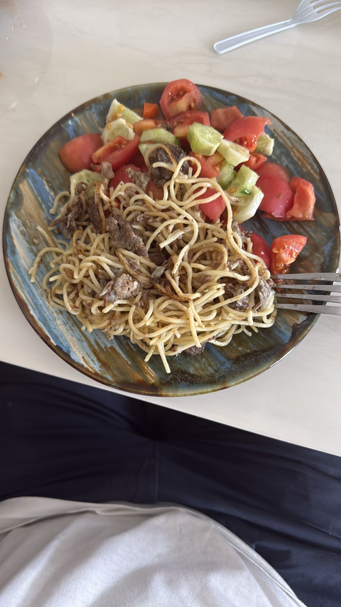 Спагетти с говядиной и салатом