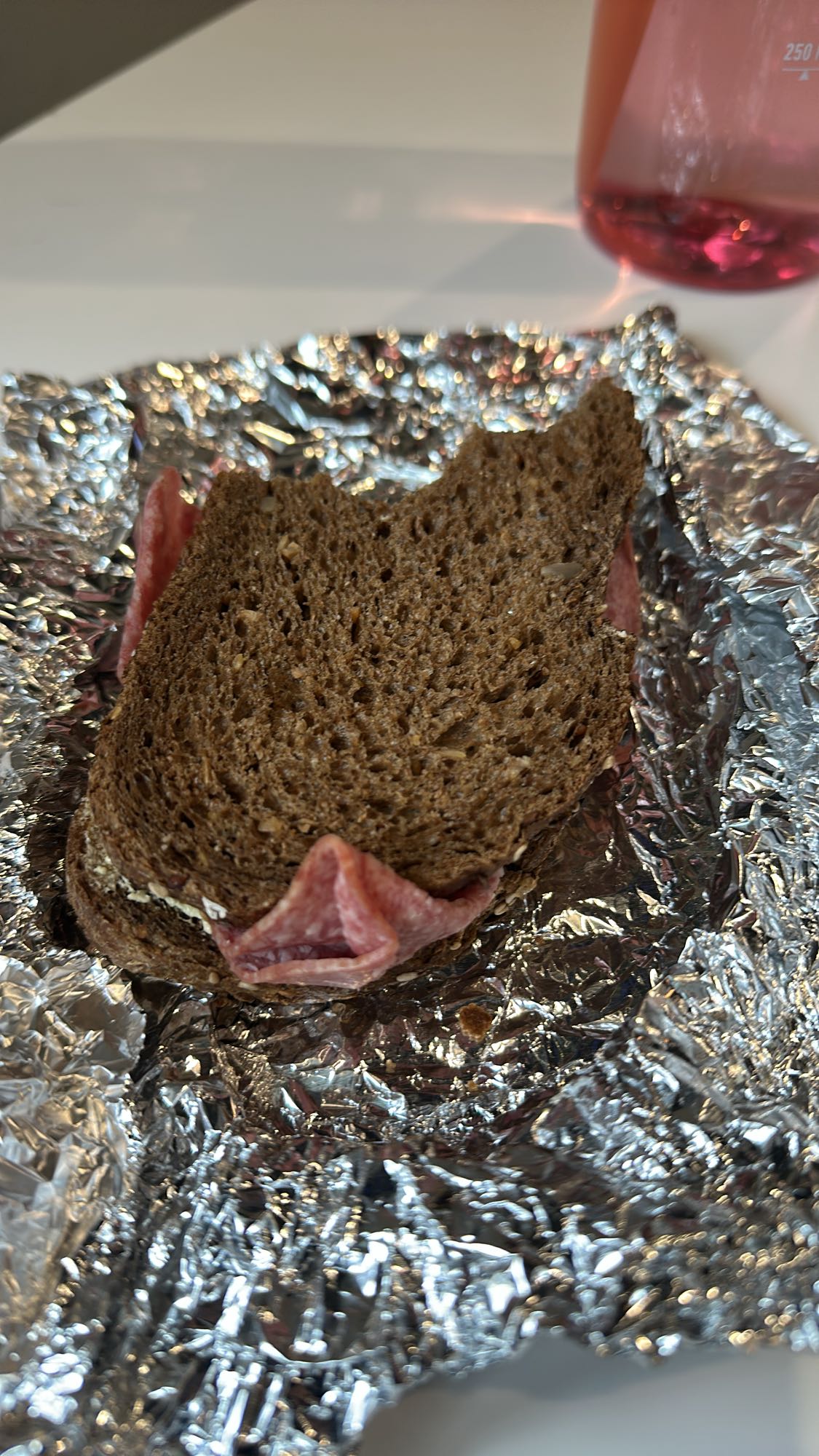 Donker brood salami sandwich