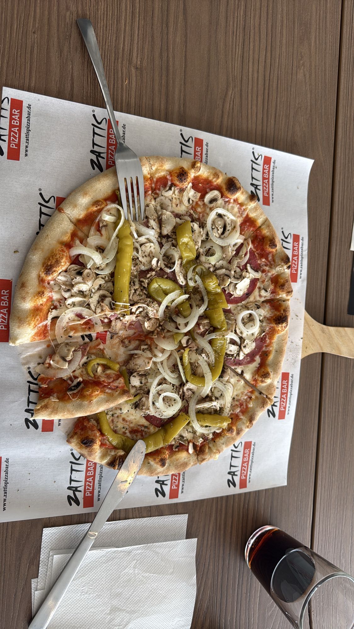 Pizza mit Gemüse und Salami