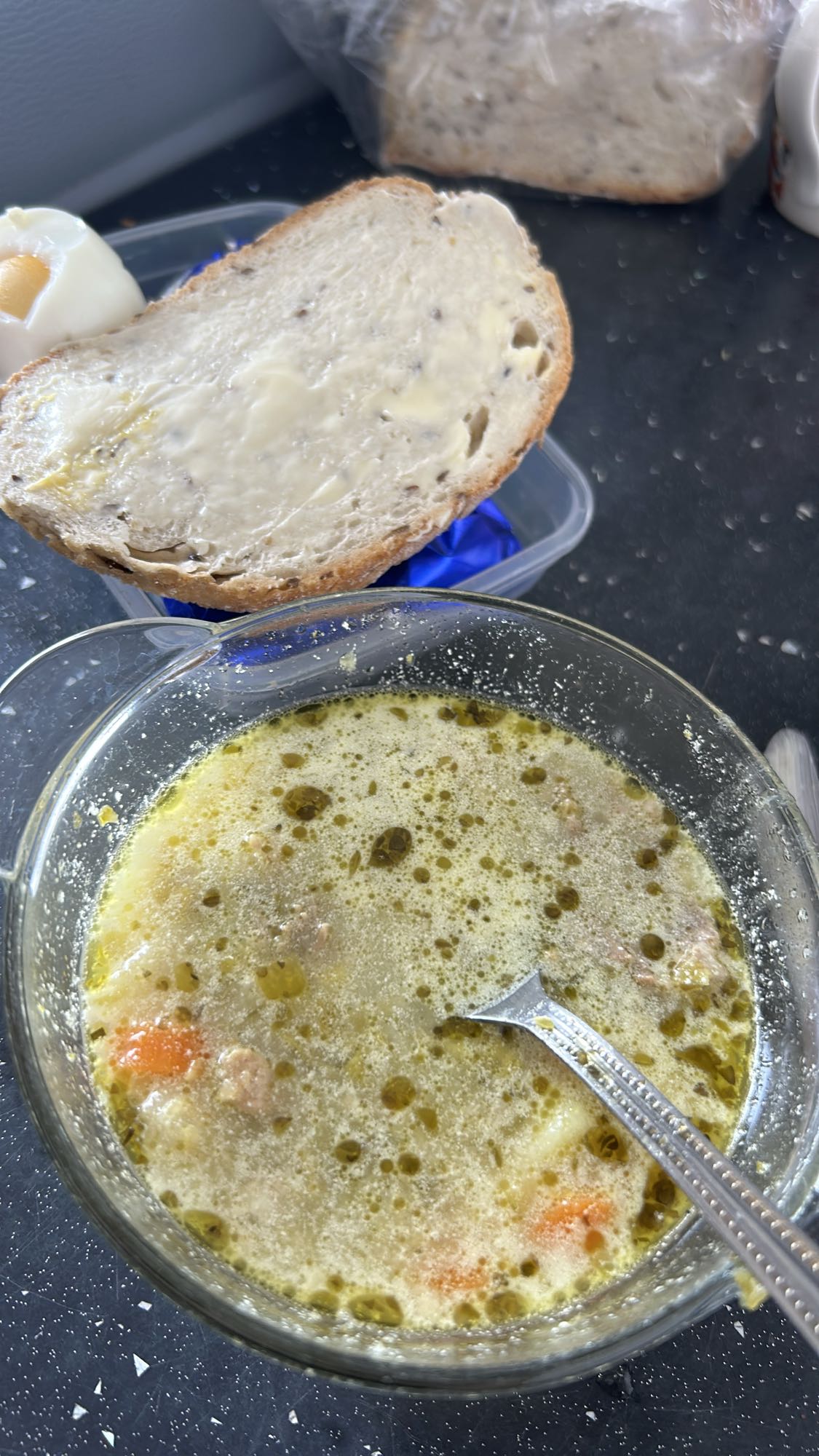 Zupa z chlebem i jajkiem