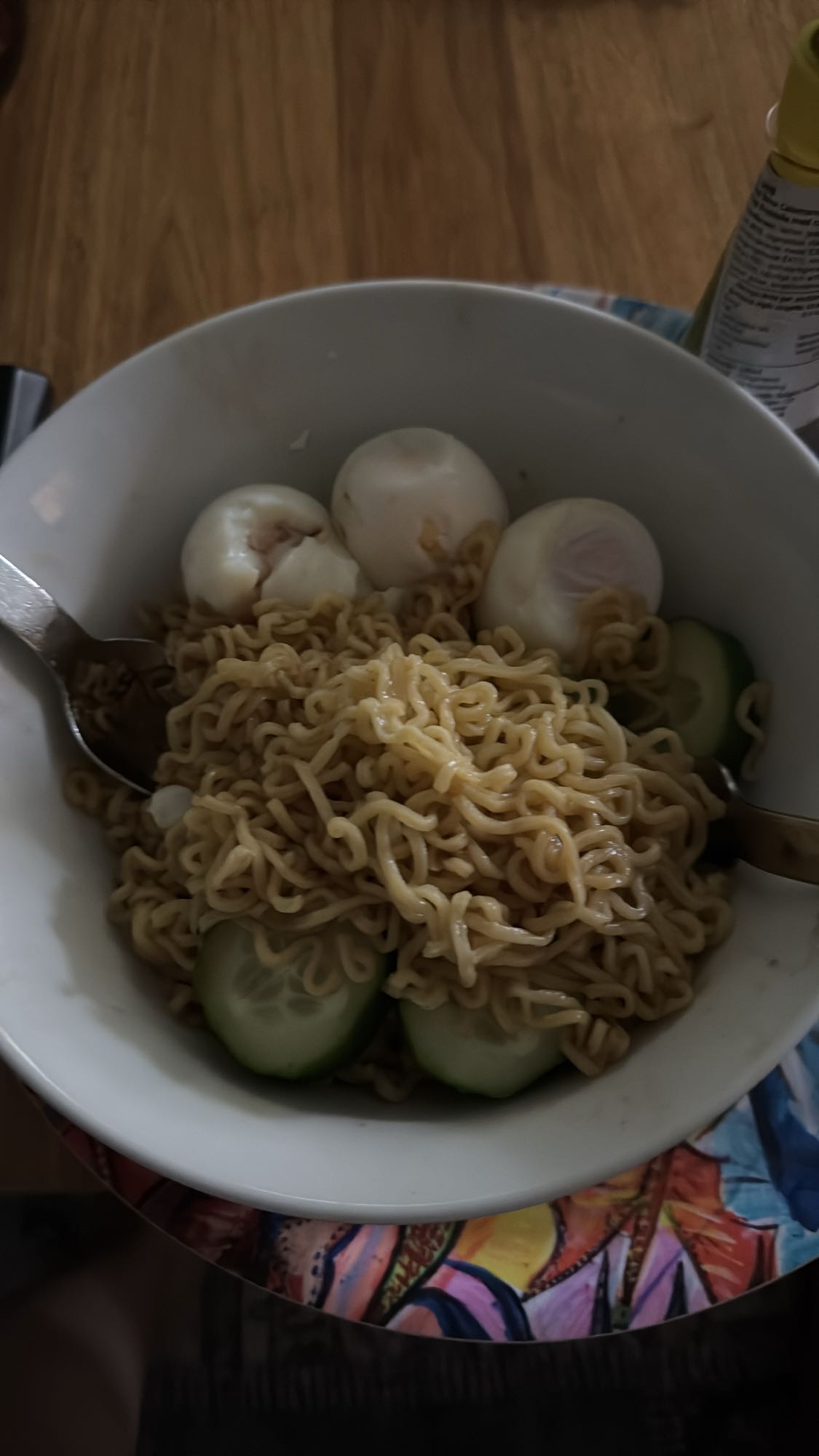 Nudlar med ägg och gurka