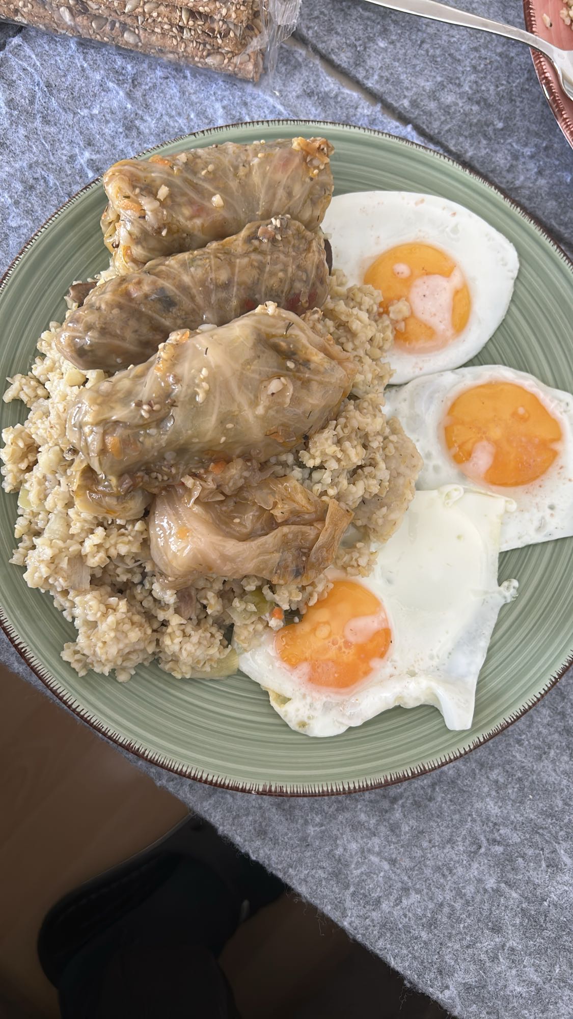 Sarma con bulgur y huevos