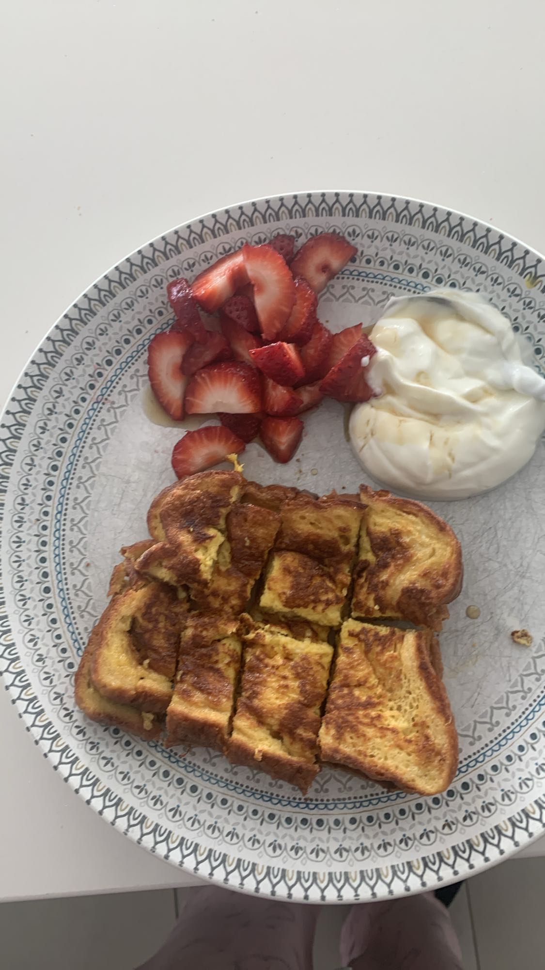Pain perdu, fraises, yaourt