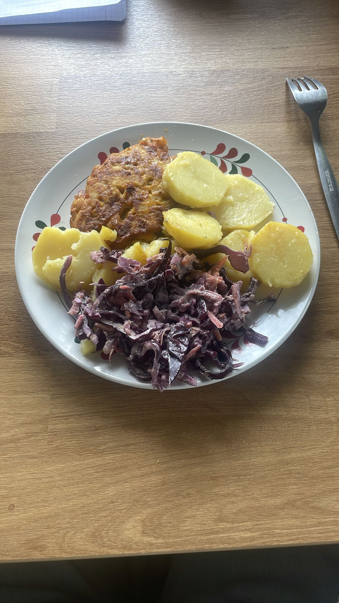 Kotlet, ziemniaki, surówka