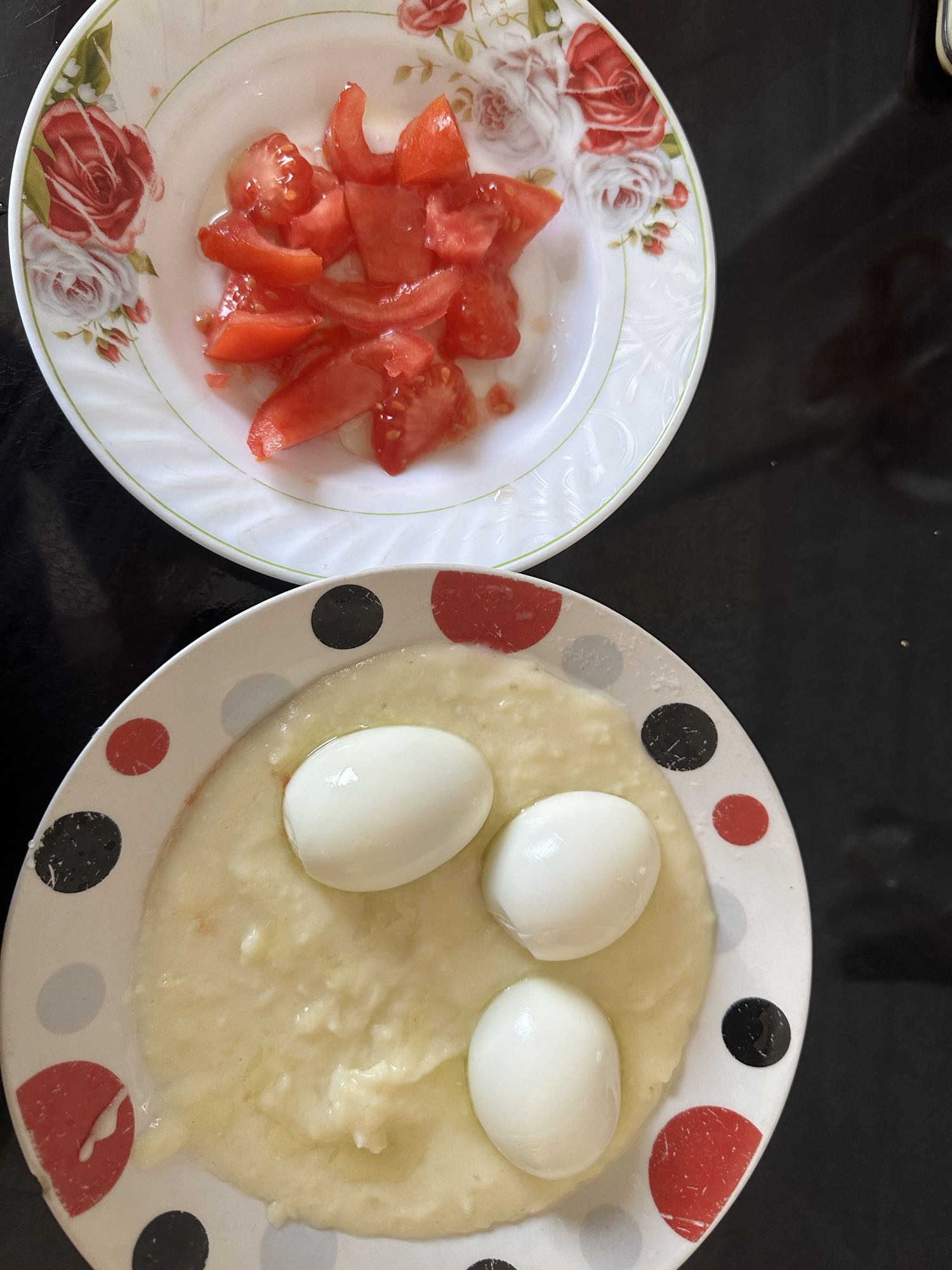 Purée, œufs et tomates