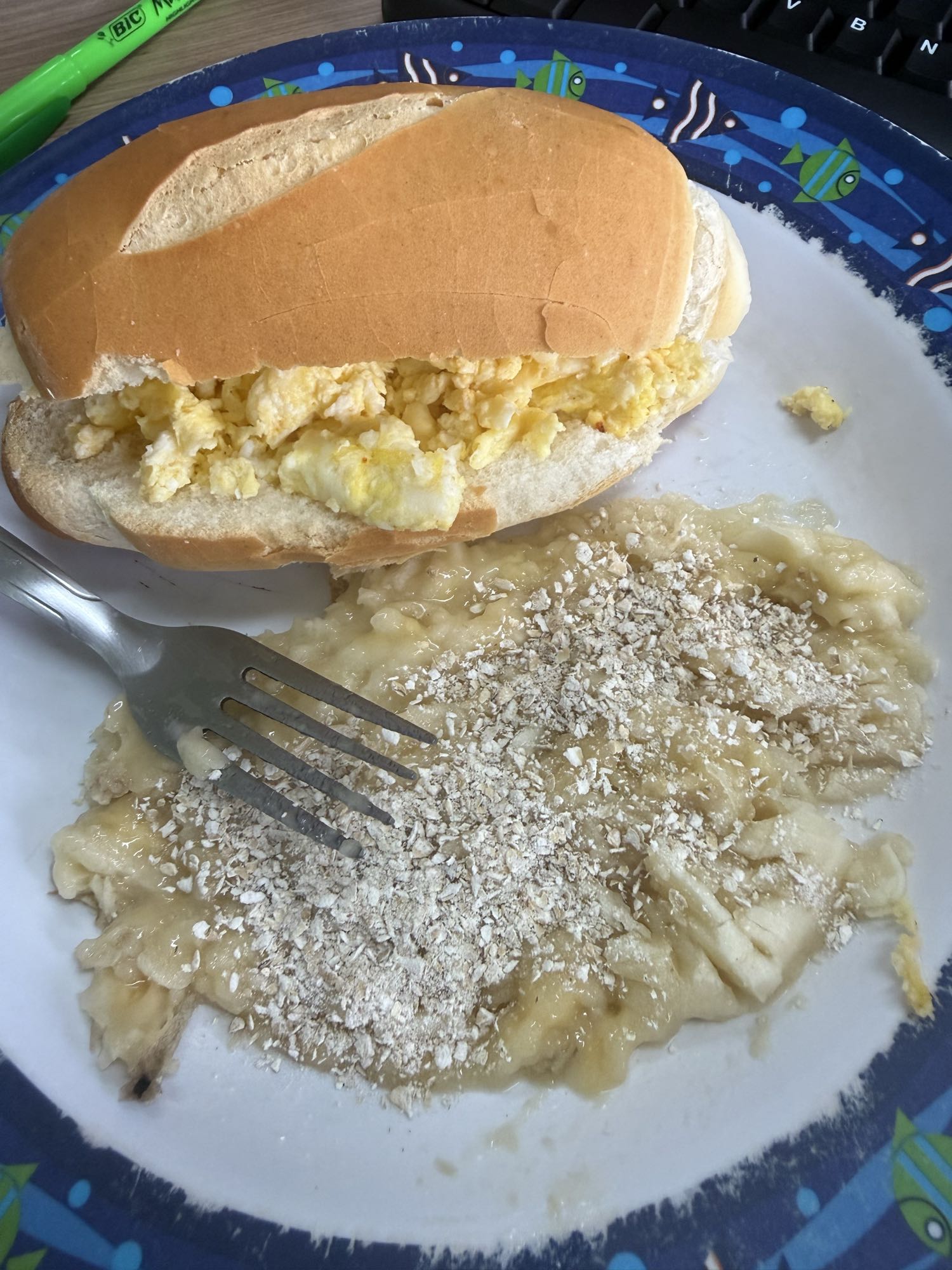 Pão com ovos e banana aveia