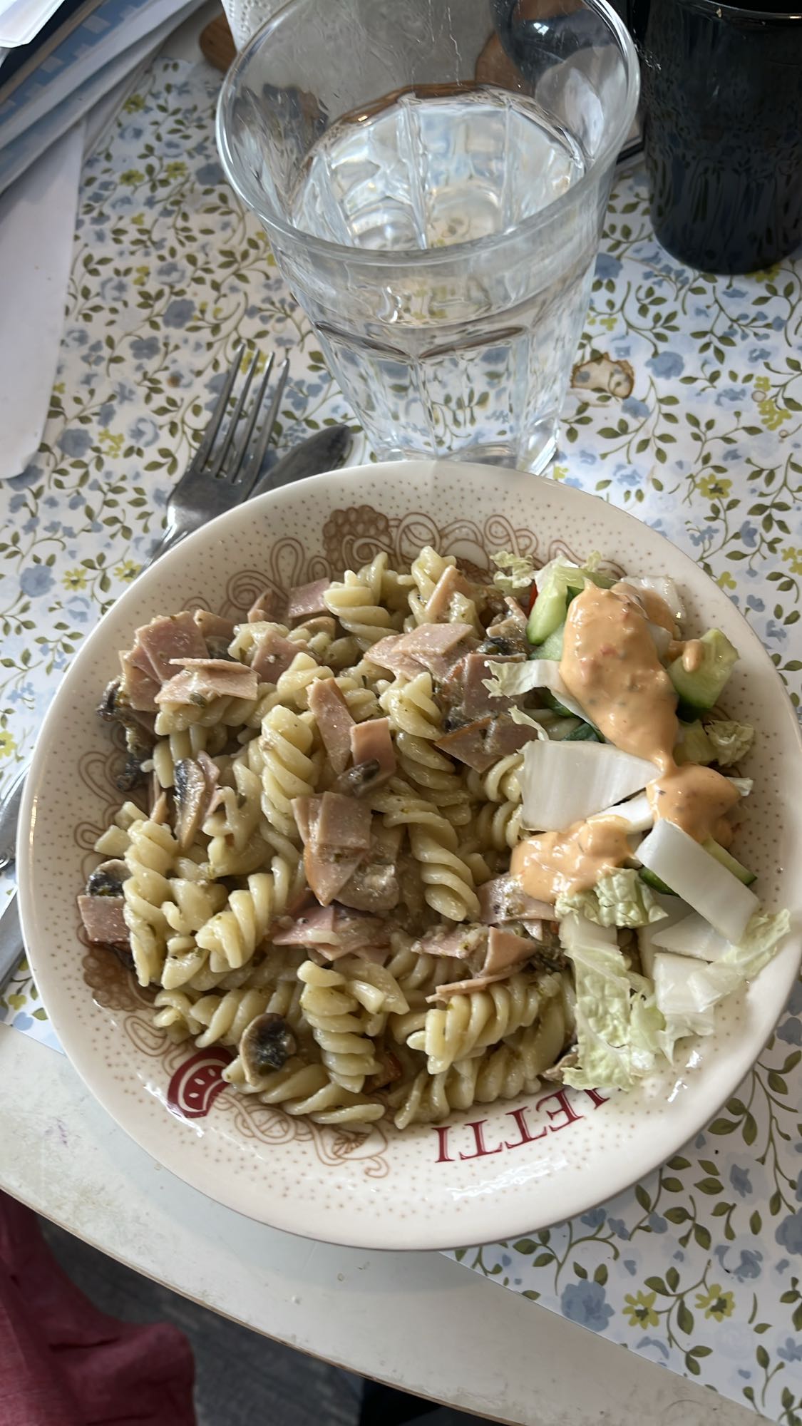 Pasta med skinka och sallad
