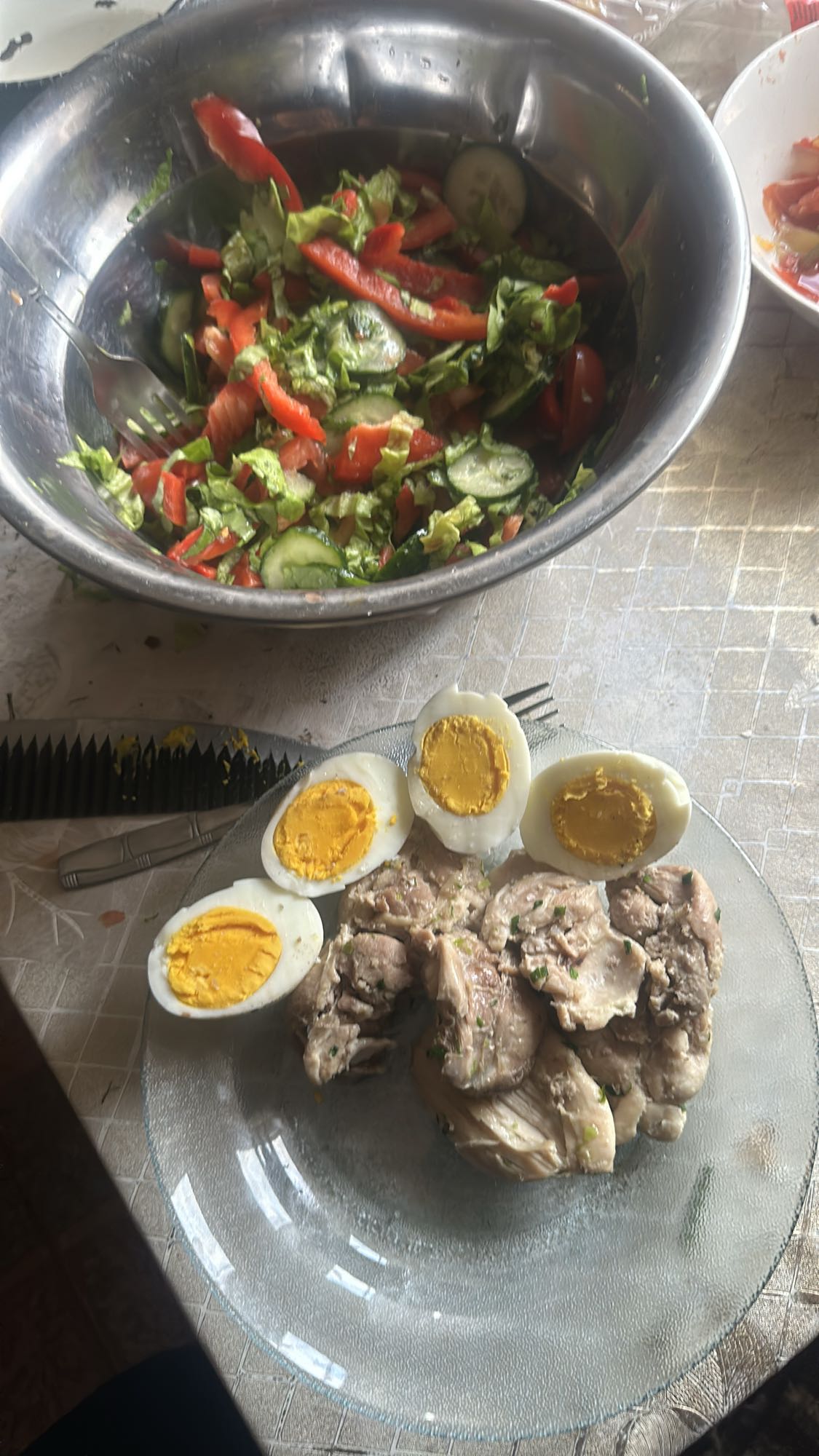 Salată cu ouă și carne