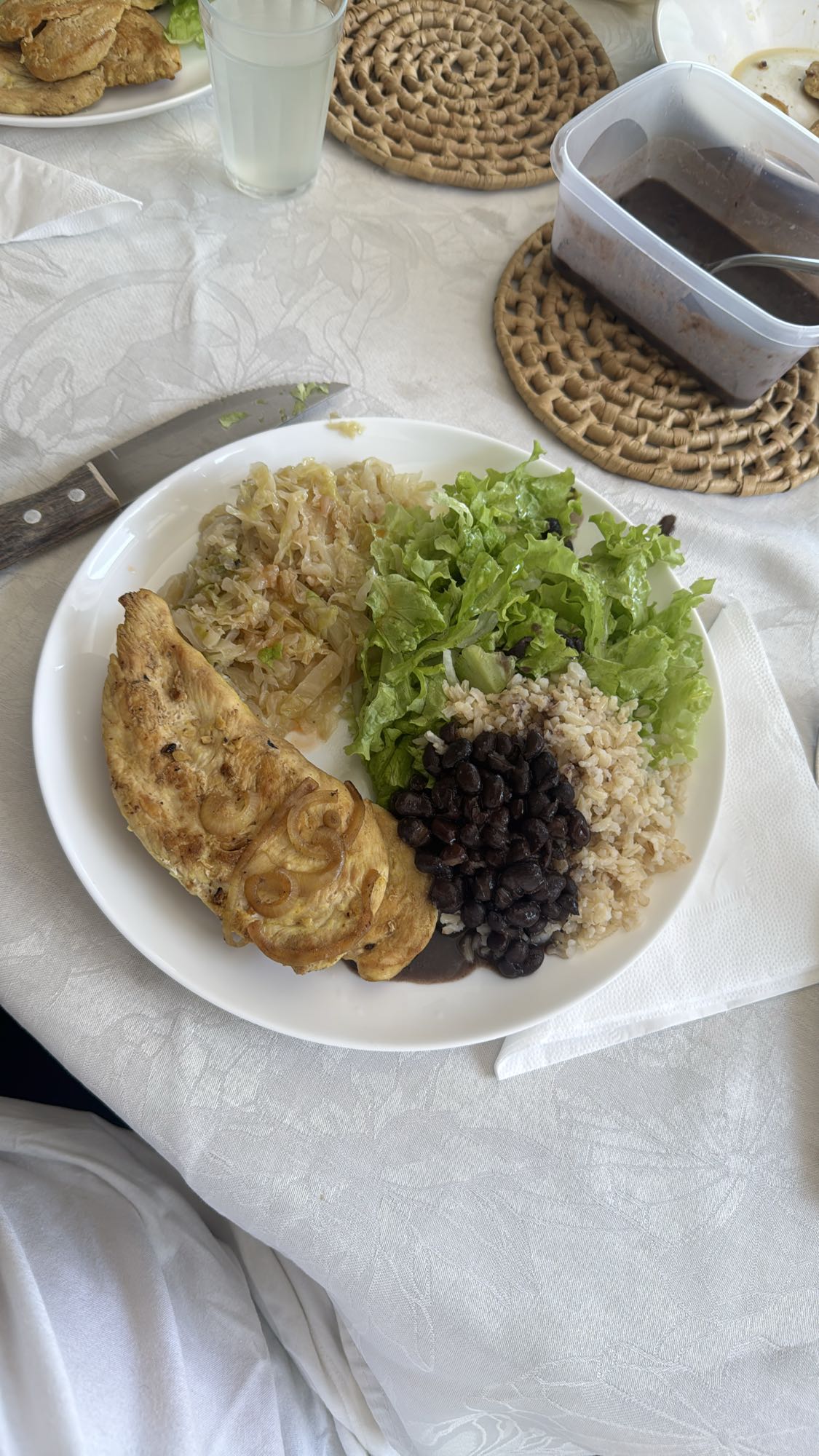 Frango, arroz, feijão e salada