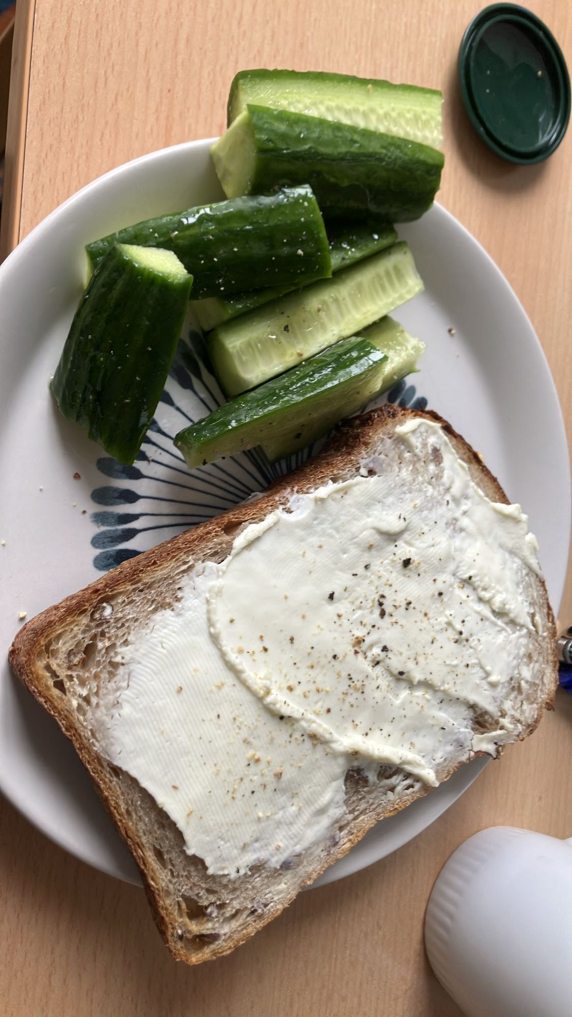 Pão com cream cheese e pepino