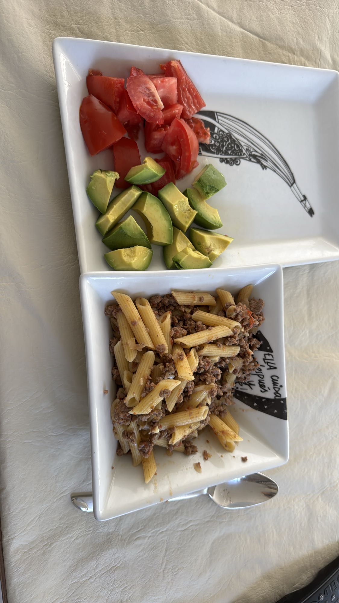 pasta con carne y ensalada