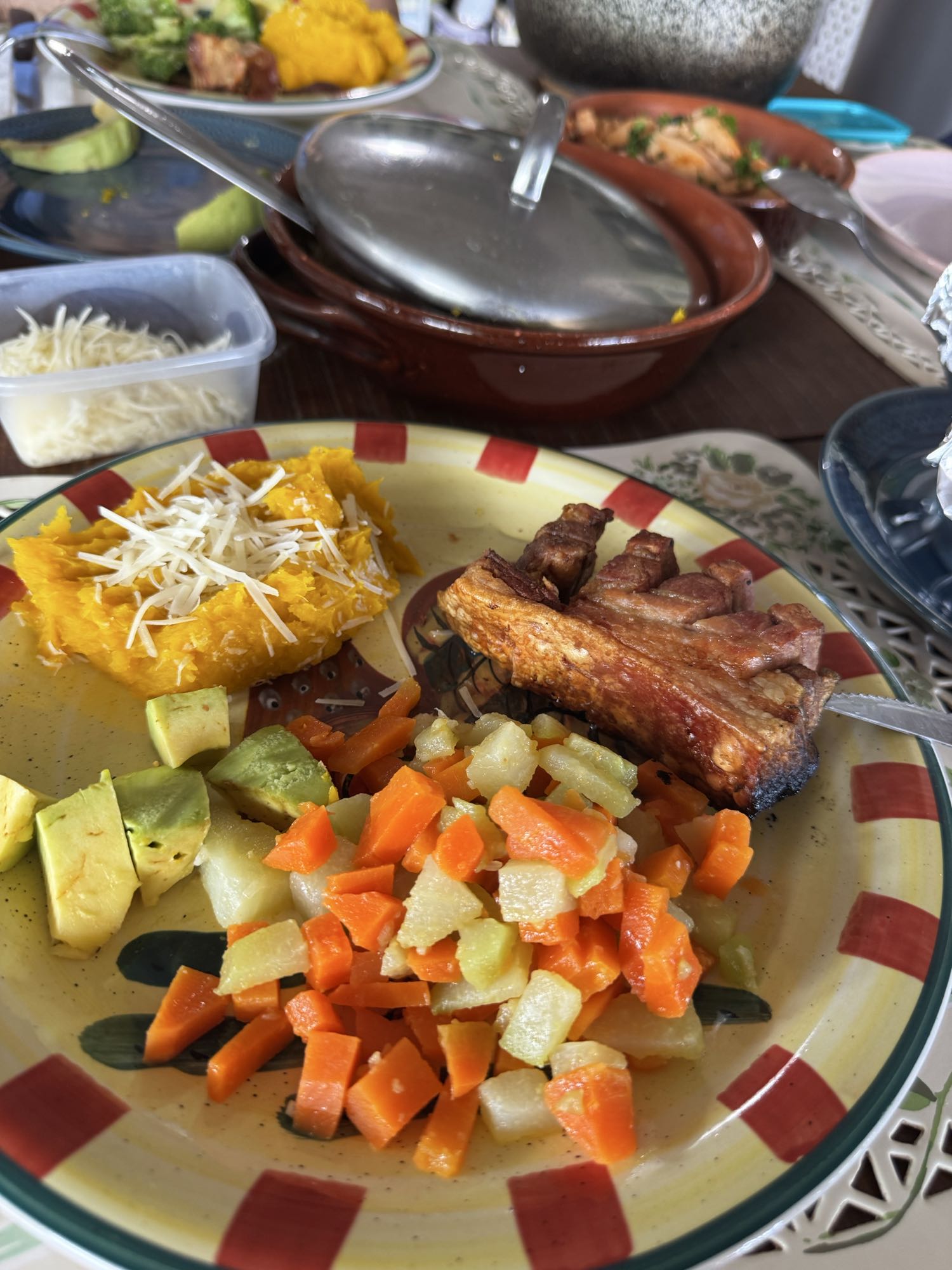 Cerdo con vegetales y calabaza