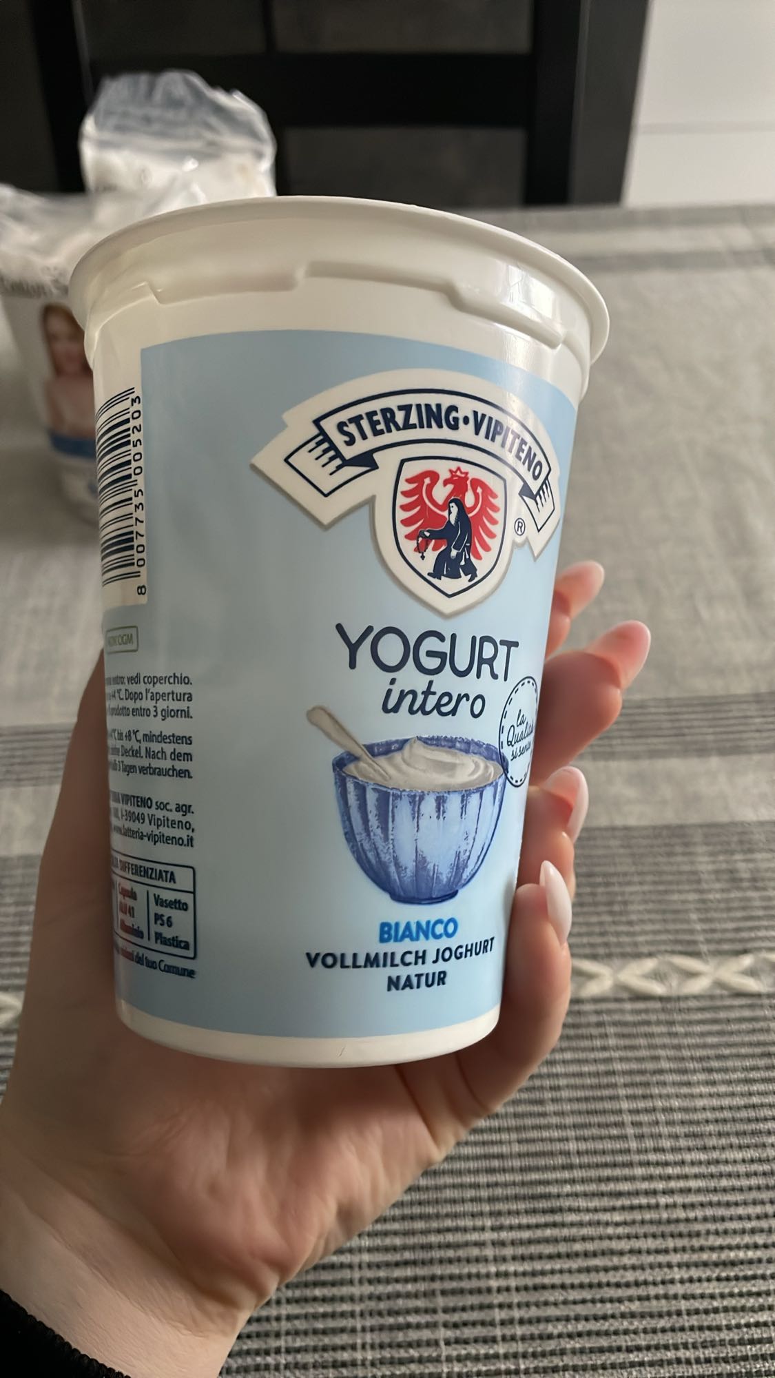 Yogurt intero bianco