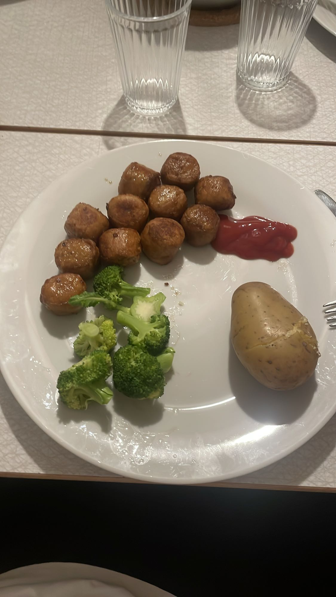 Köttbullar med potatis