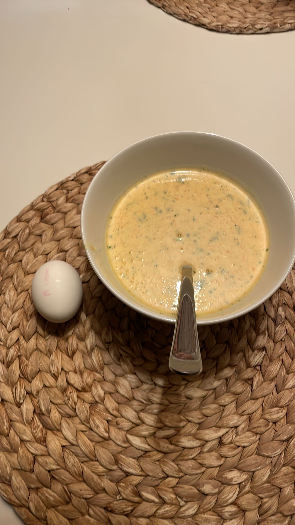 Ägg och grönsakssoppa