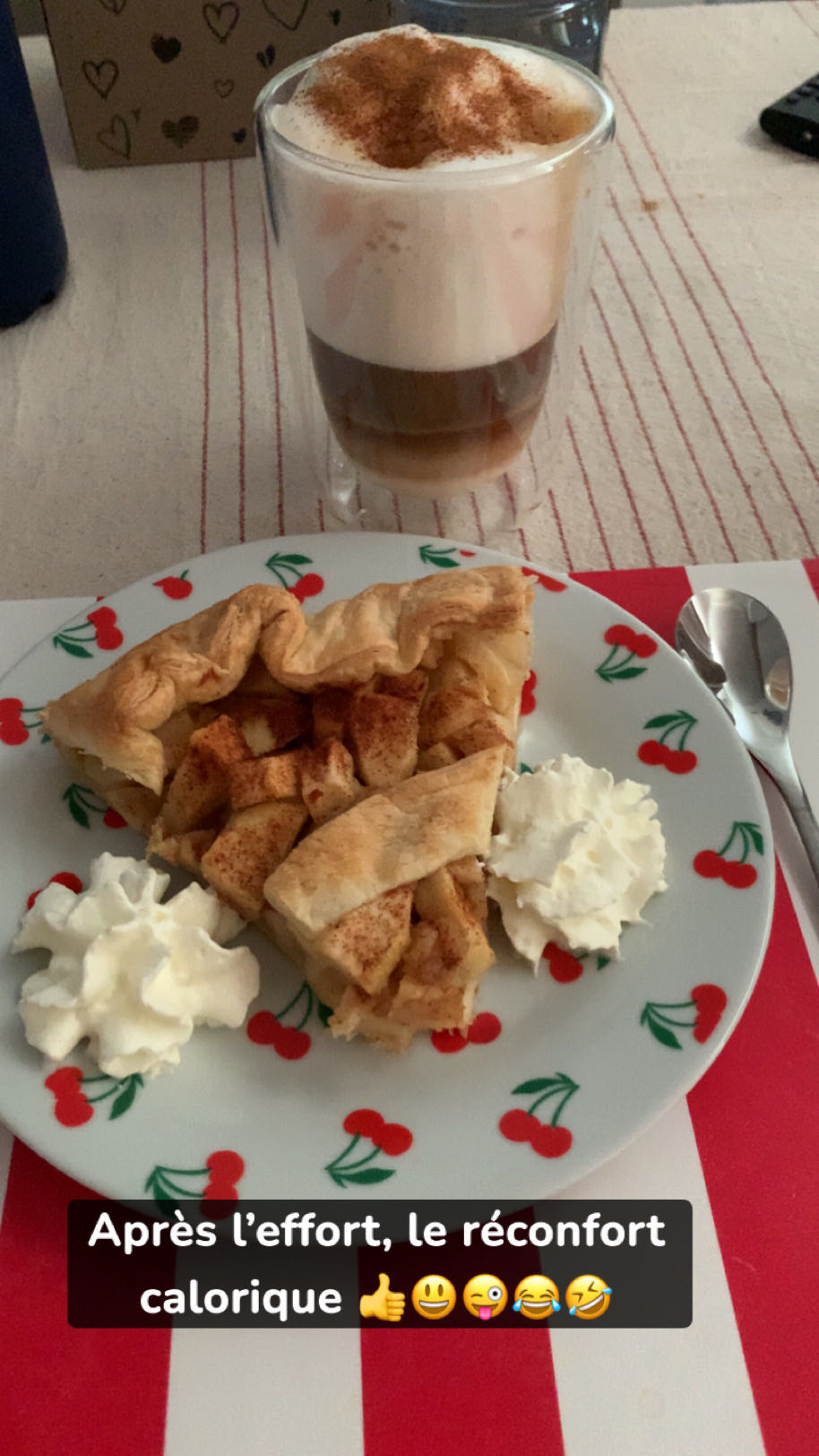 Tarte aux pommes et cappuccino