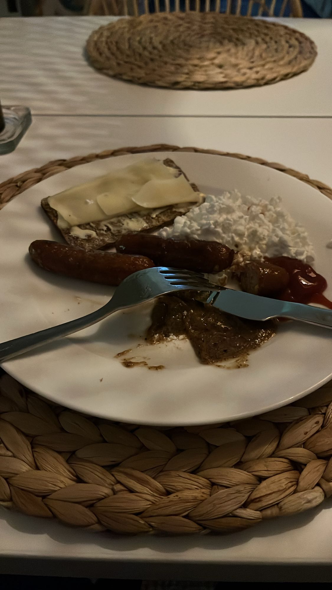 Korv, knäckebröd och kött