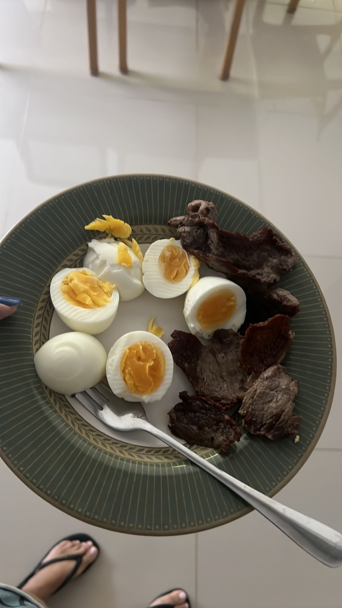 Ovos cozidos e carne