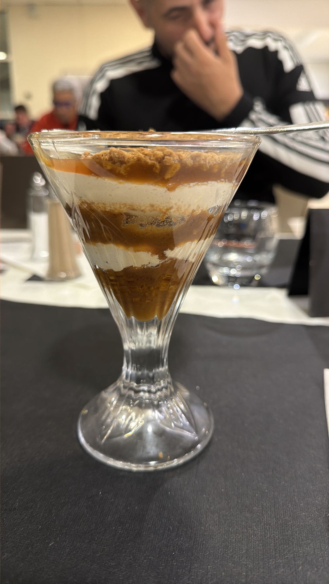 Desert cu caramel și biscuiți