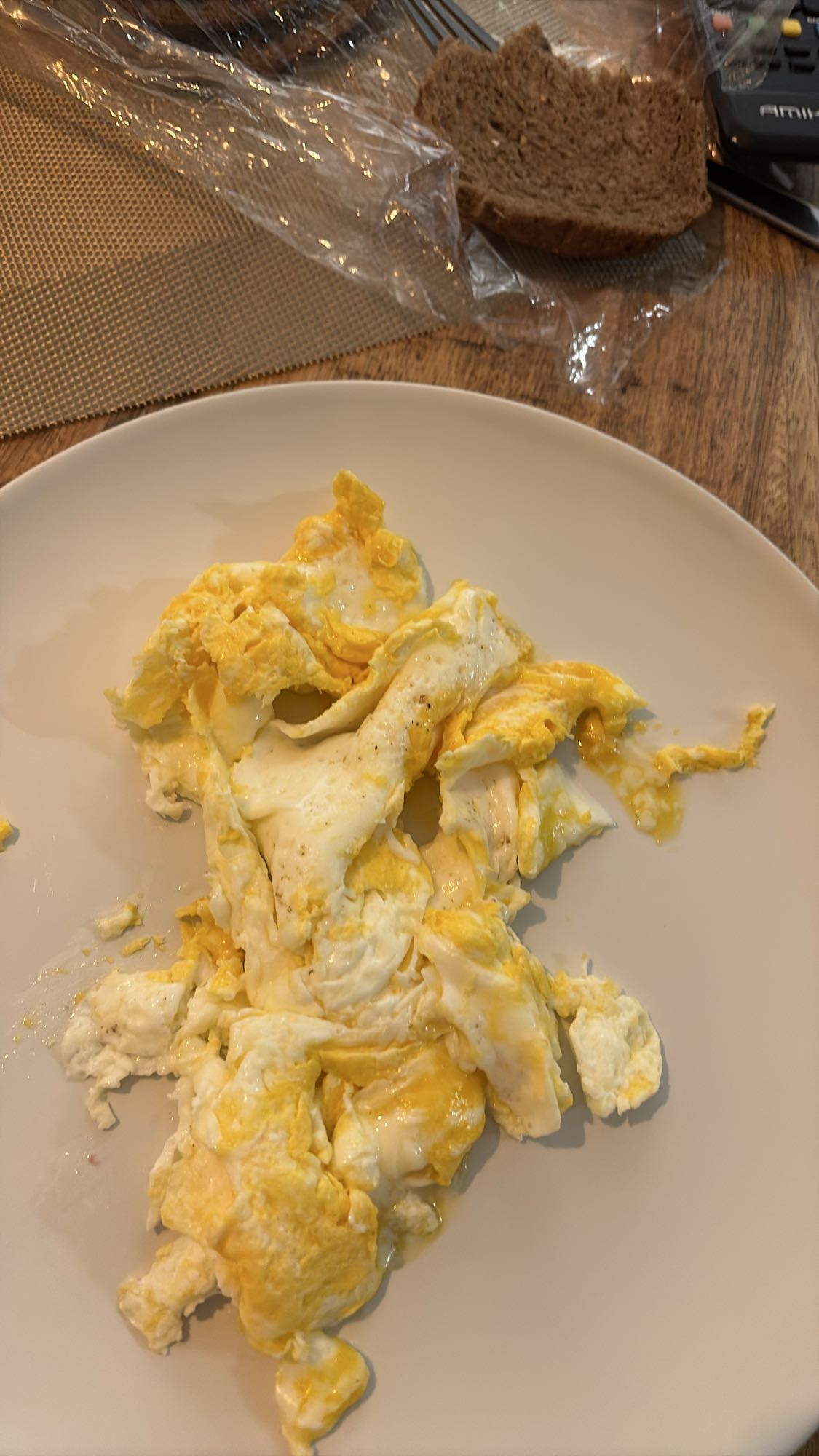 Roerei met volkorenbrood