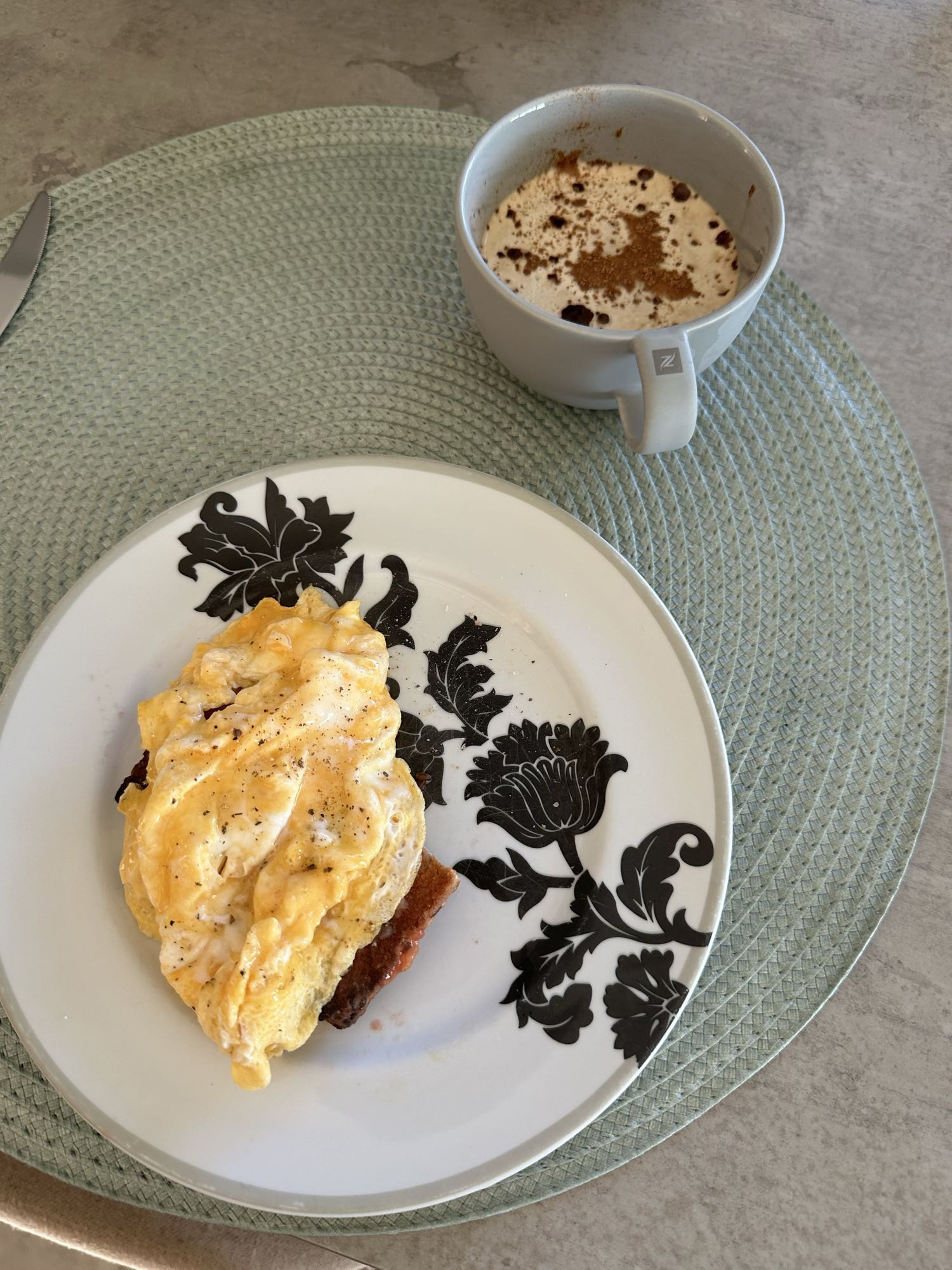 Tostada con huevo y café