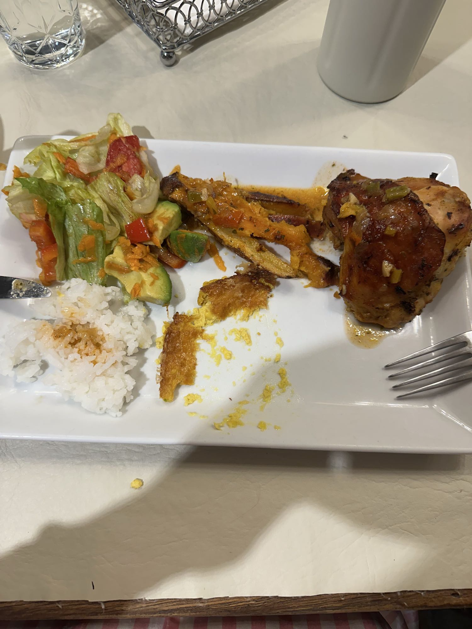 Pollo asado con ensalada y arroz