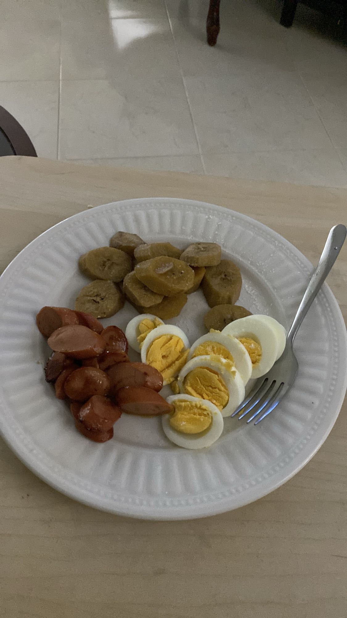 Desayuno con plátano, huevo y salchicha