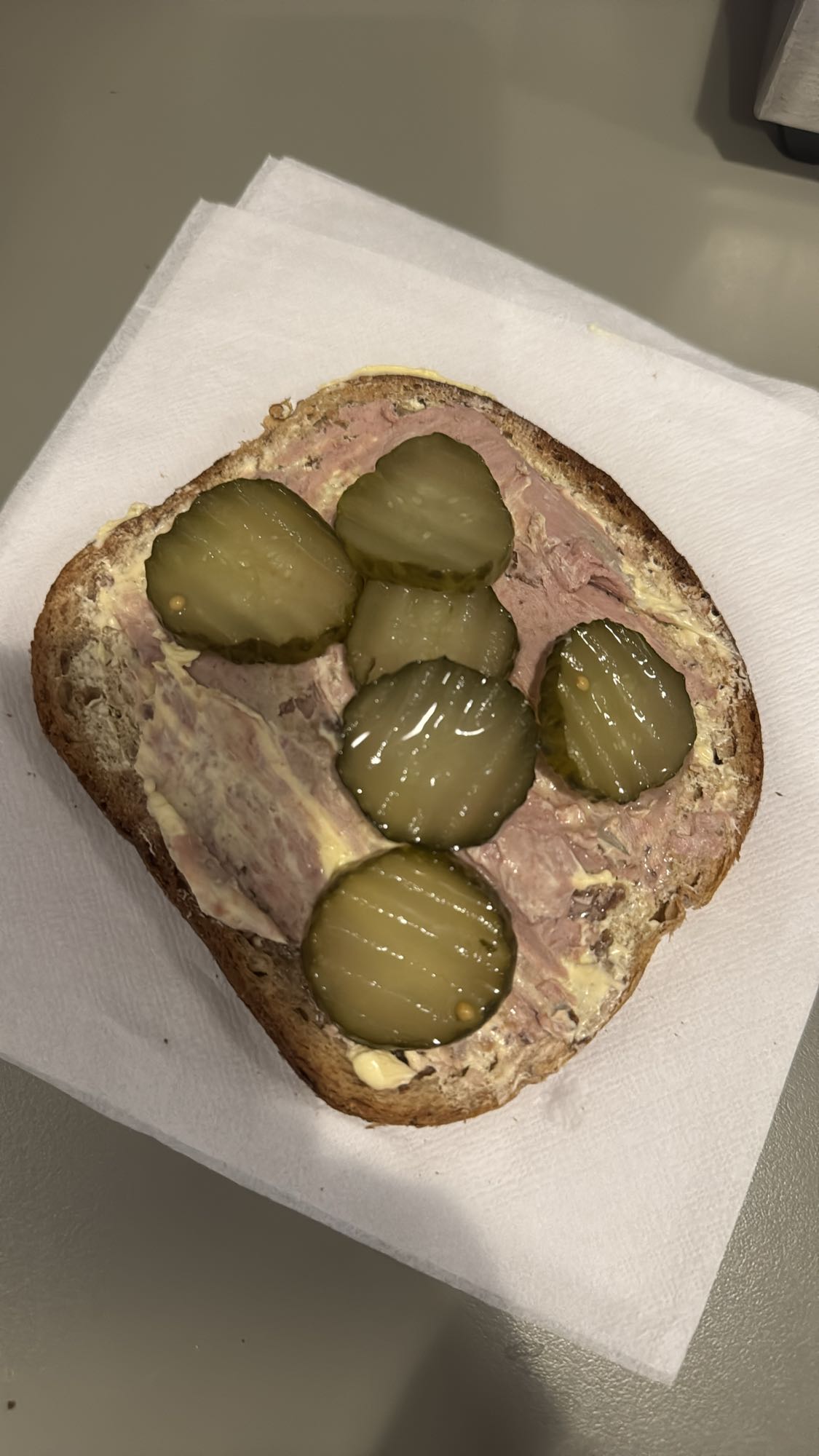Leverpastejmacka med gurka