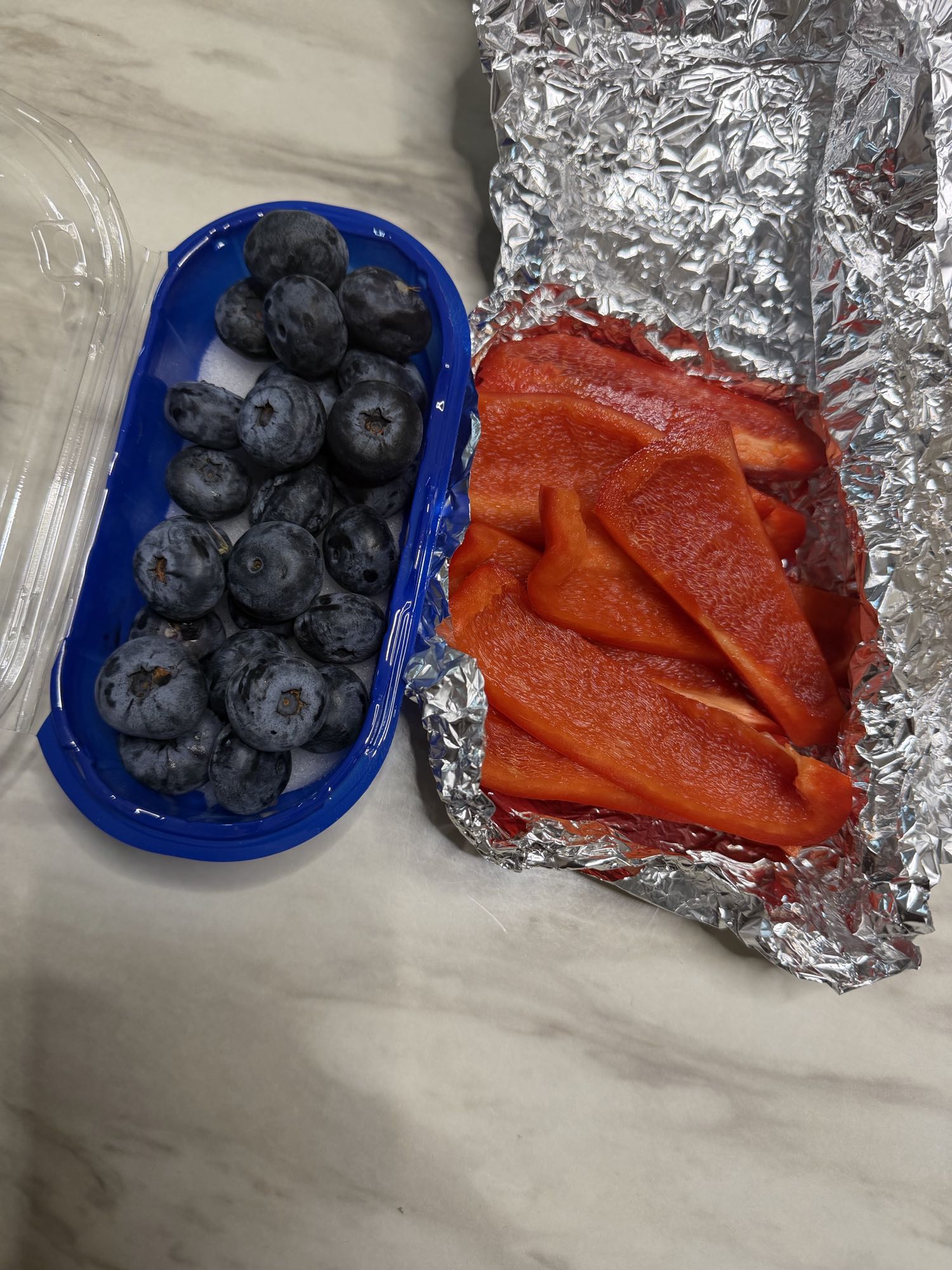 черника и красный перец