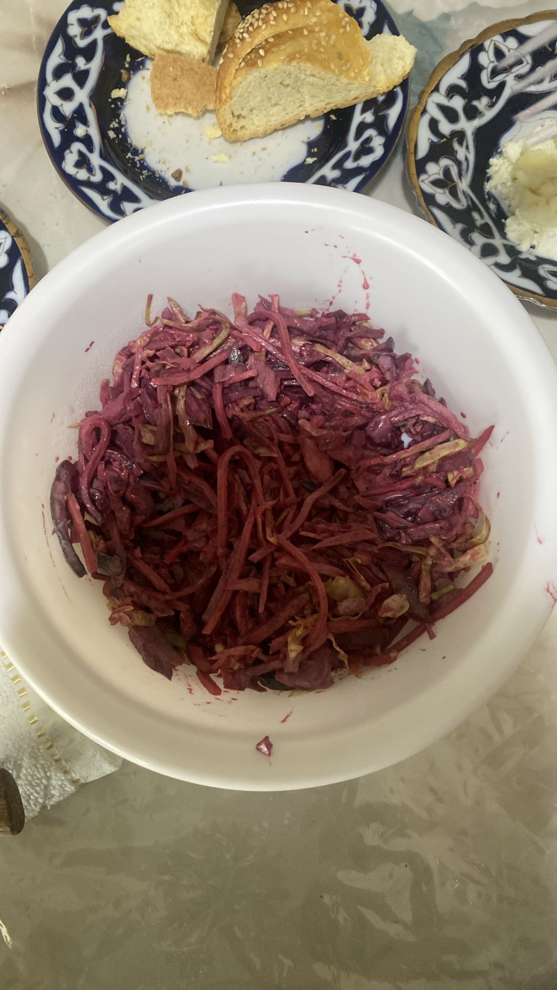 салат из свеклы и хлеб