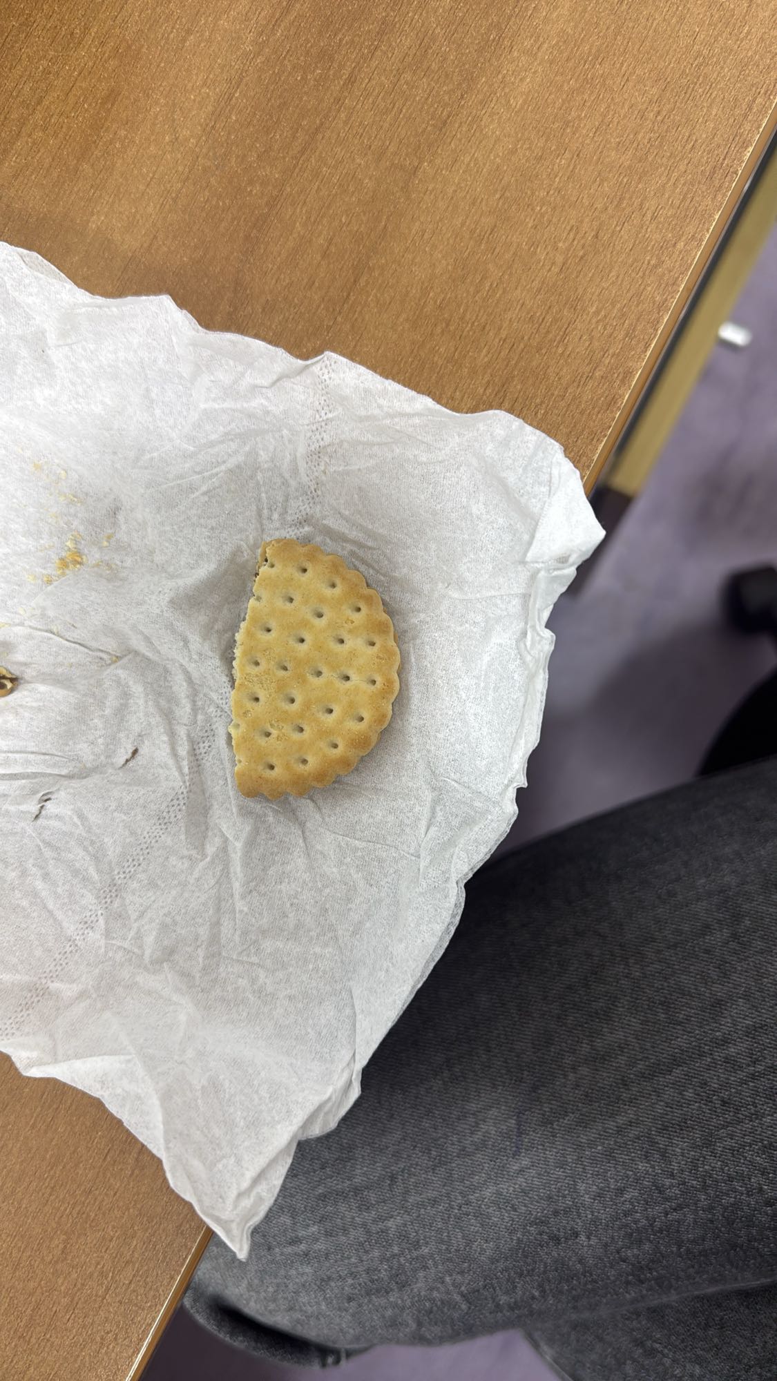 Half sandwich biscuit