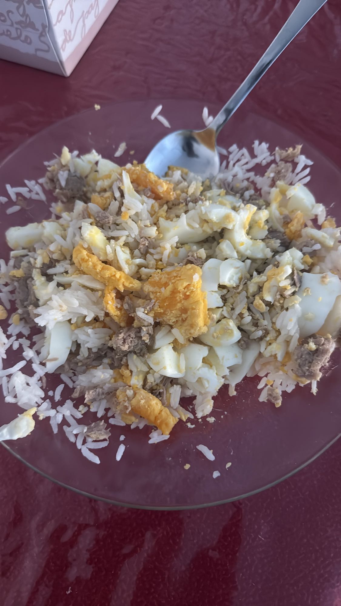 arroz con huevo y atún