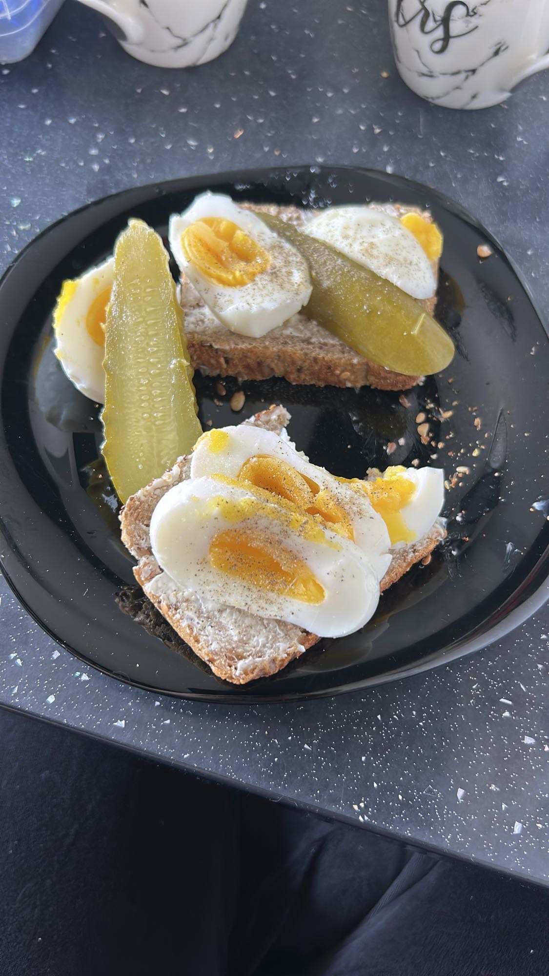 Jajka na chlebie z ogórkiem