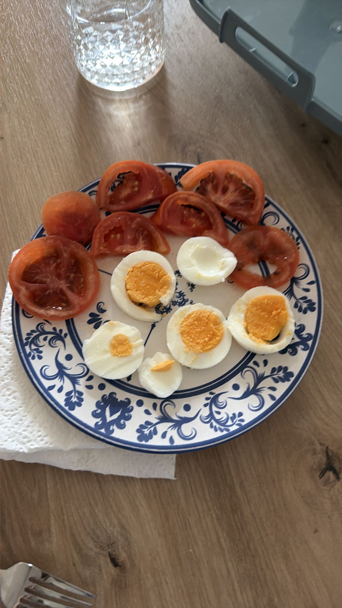 Gekochte Eier mit Tomaten