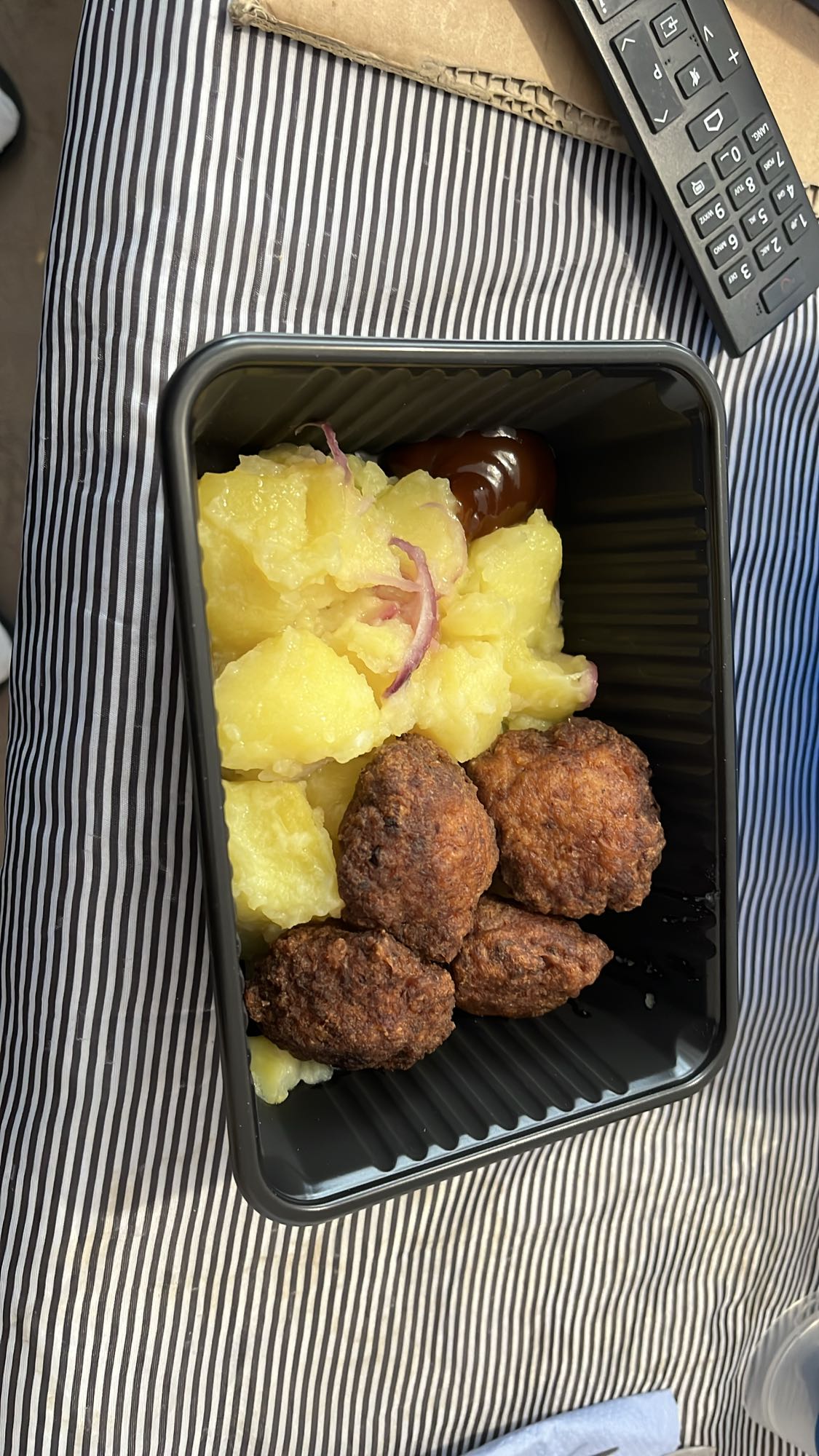 Кюфтета с картофена салата